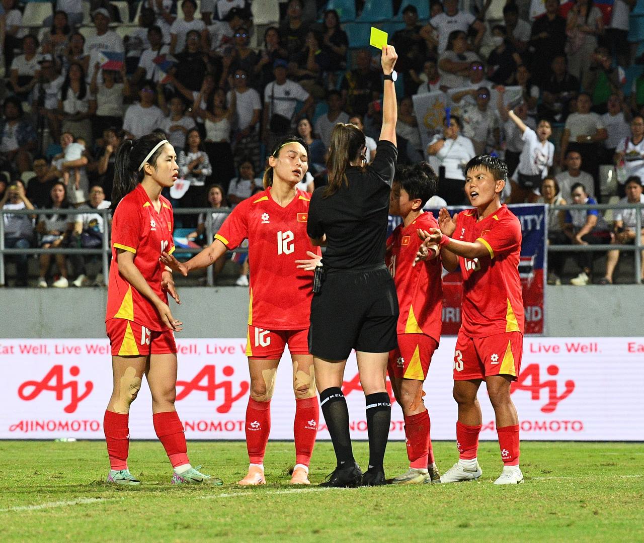 Đêm SEA Games đầy uất ức của Bích Thuỳ: Mất trắng bàn thắng, phản ứng gắt vì bị thay ra, rơi nước mắt bất lực- Ảnh 12.