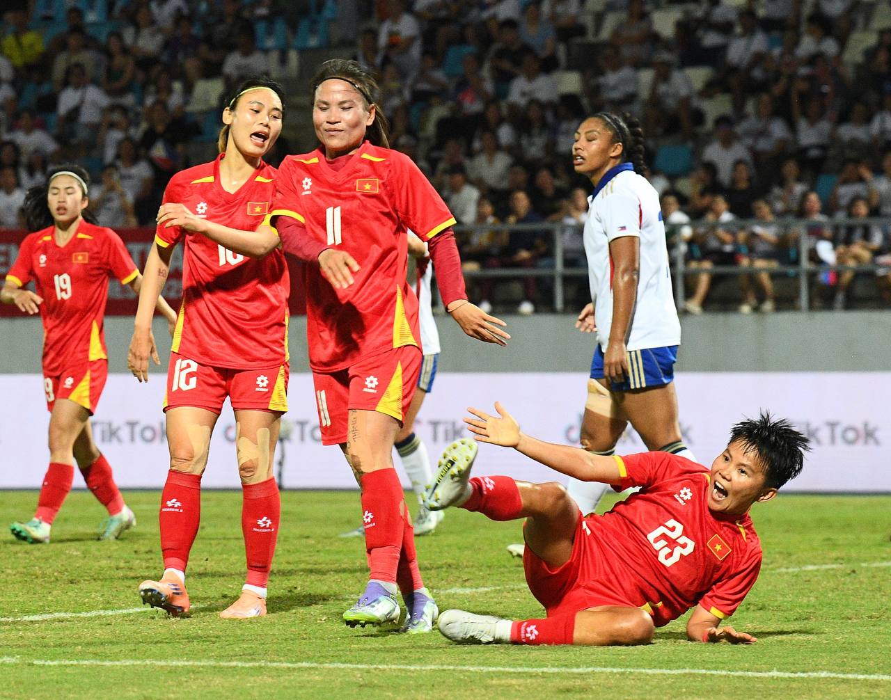 Đêm SEA Games đầy uất ức của Bích Thuỳ: Mất trắng bàn thắng, phản ứng gắt vì bị thay ra, rơi nước mắt bất lực- Ảnh 6.