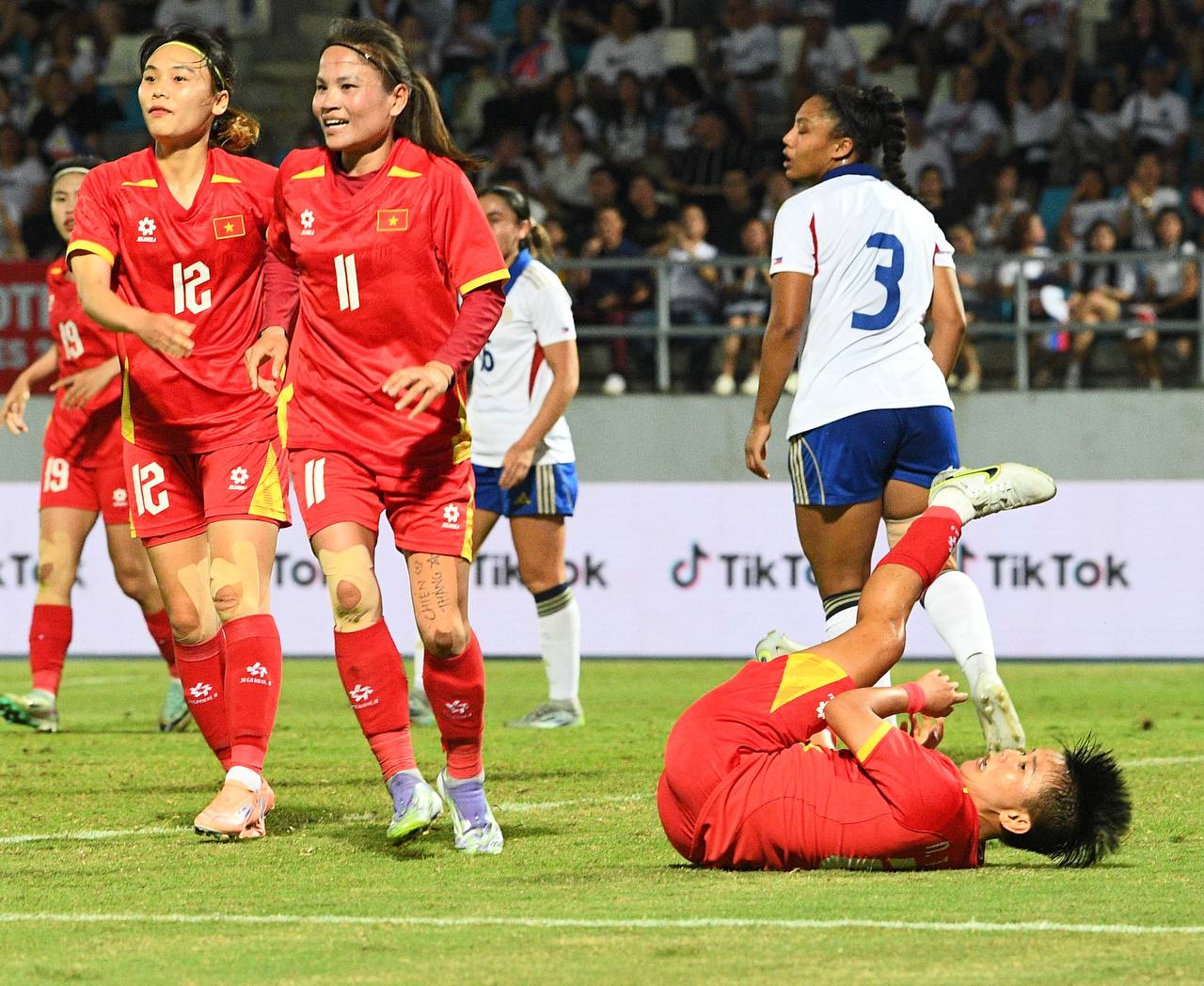 Đêm SEA Games đầy uất ức của Bích Thuỳ: Mất trắng bàn thắng, phản ứng gắt vì bị thay ra, rơi nước mắt bất lực- Ảnh 5.