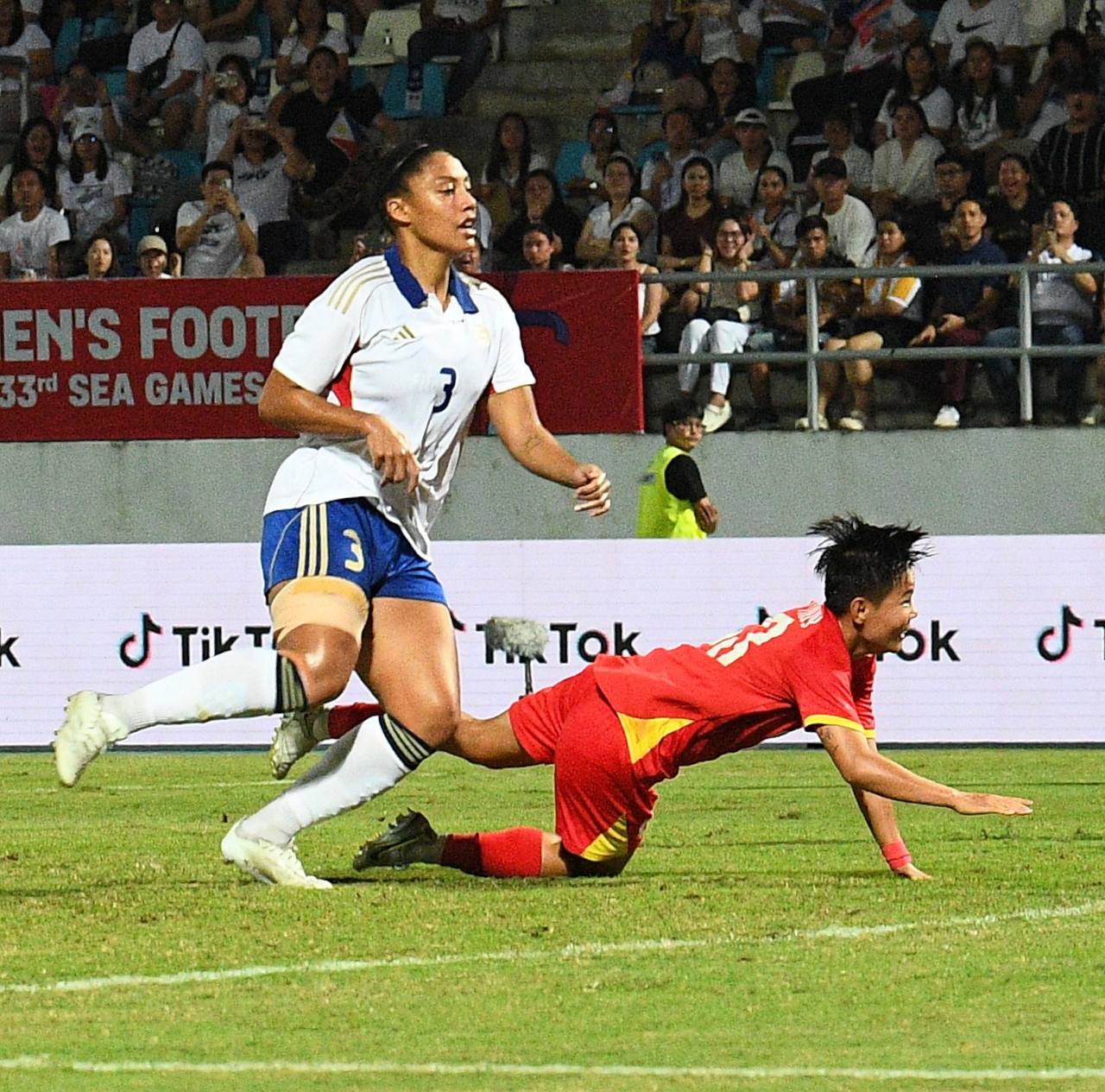 Đêm SEA Games đầy uất ức của Bích Thuỳ: Mất trắng bàn thắng, phản ứng gắt vì bị thay ra, rơi nước mắt bất lực- Ảnh 2.