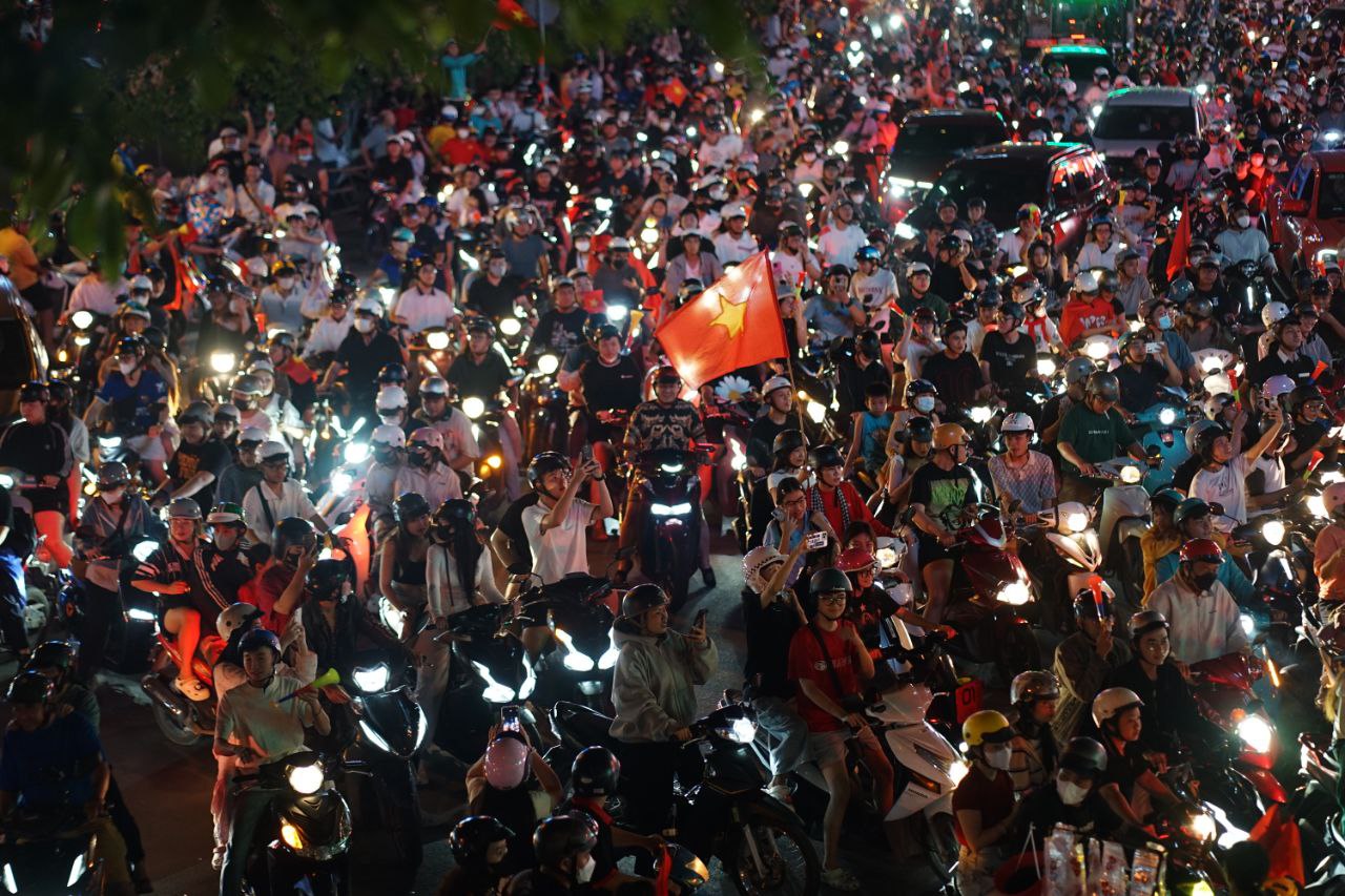 Việt Nam vô địch: Đường phố vui như Tết rồi nè!- Ảnh 19. Việt Nam vô địch: Đường phố vui như Tết rồi nè!- Ảnh 19.