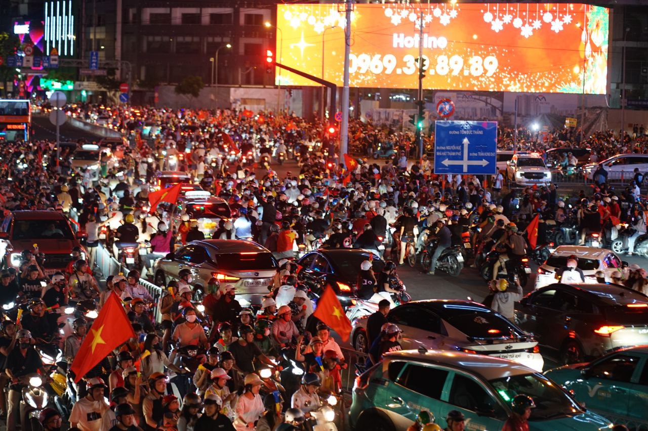 Việt Nam vô địch: Đường phố vui như Tết rồi nè!- Ảnh 20. Việt Nam vô địch: Đường phố vui như Tết rồi nè!- Ảnh 20.