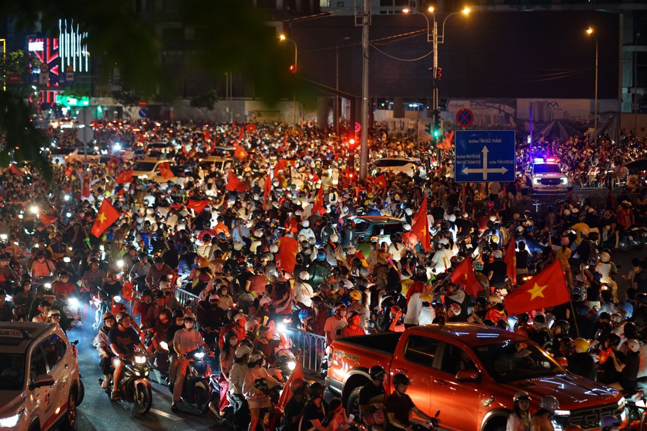 Việt Nam vô địch: Đường phố vui như Tết rồi nè!- Ảnh 43. Việt Nam vô địch: Đường phố vui như Tết rồi nè!- Ảnh 43.