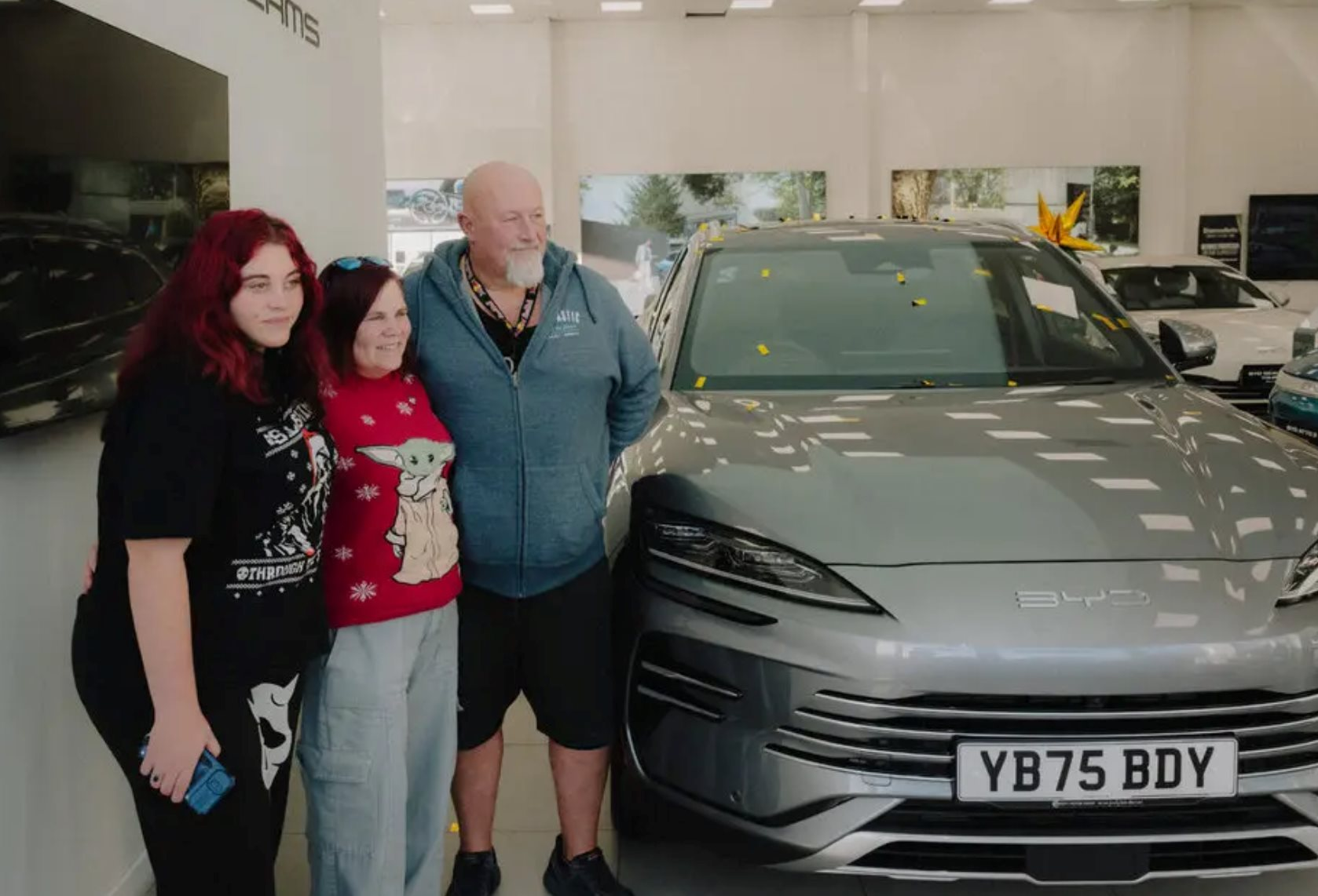 Xe điện Trung Quốc đang xâm chiếm nước Anh: Giá rẻ, không bị áp thuế, các showroom lãi đậm vì khách hàng yêu BYD, Geely- Ảnh 1.