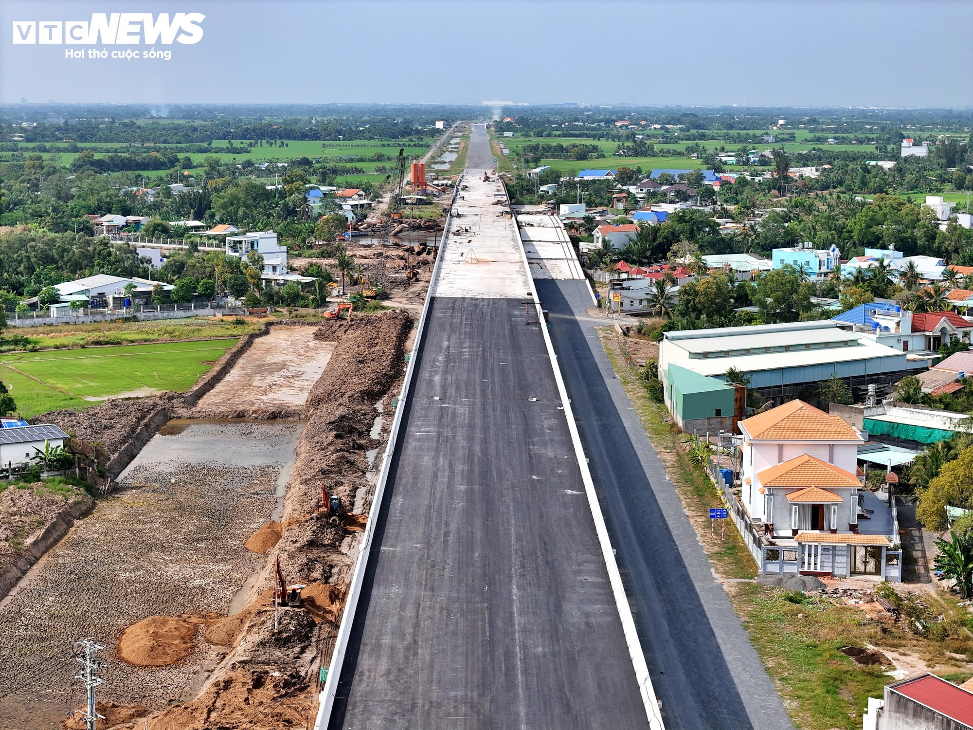 Cận cảnh siêu nút giao nối 3 cao tốc qua TP.HCM trước ngày thông xe kỹ thuật- Ảnh 5.