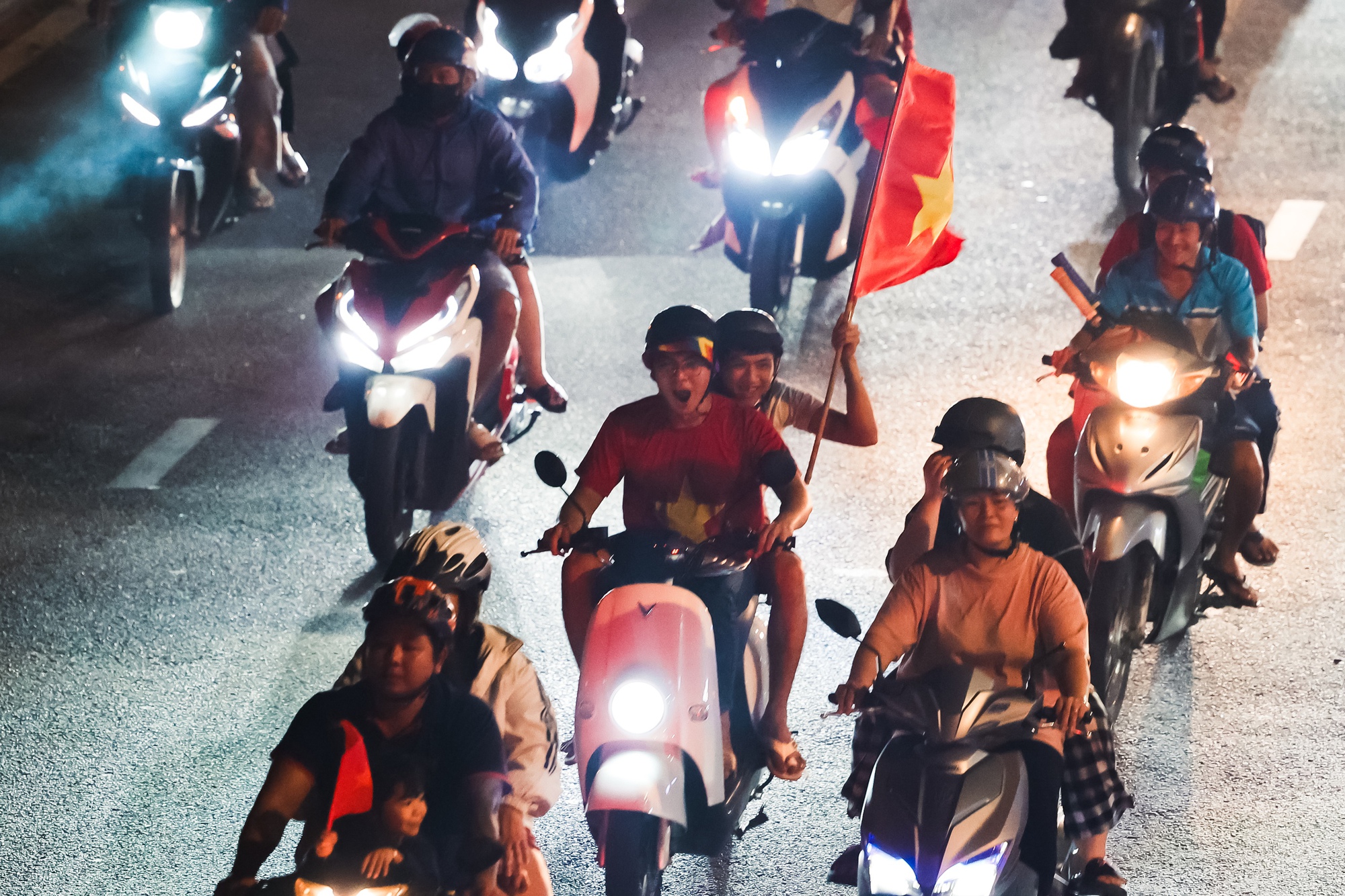 Việt Nam vô địch: Đường phố vui như Tết rồi nè!- Ảnh 36. Việt Nam vô địch: Đường phố vui như Tết rồi nè!- Ảnh 36.