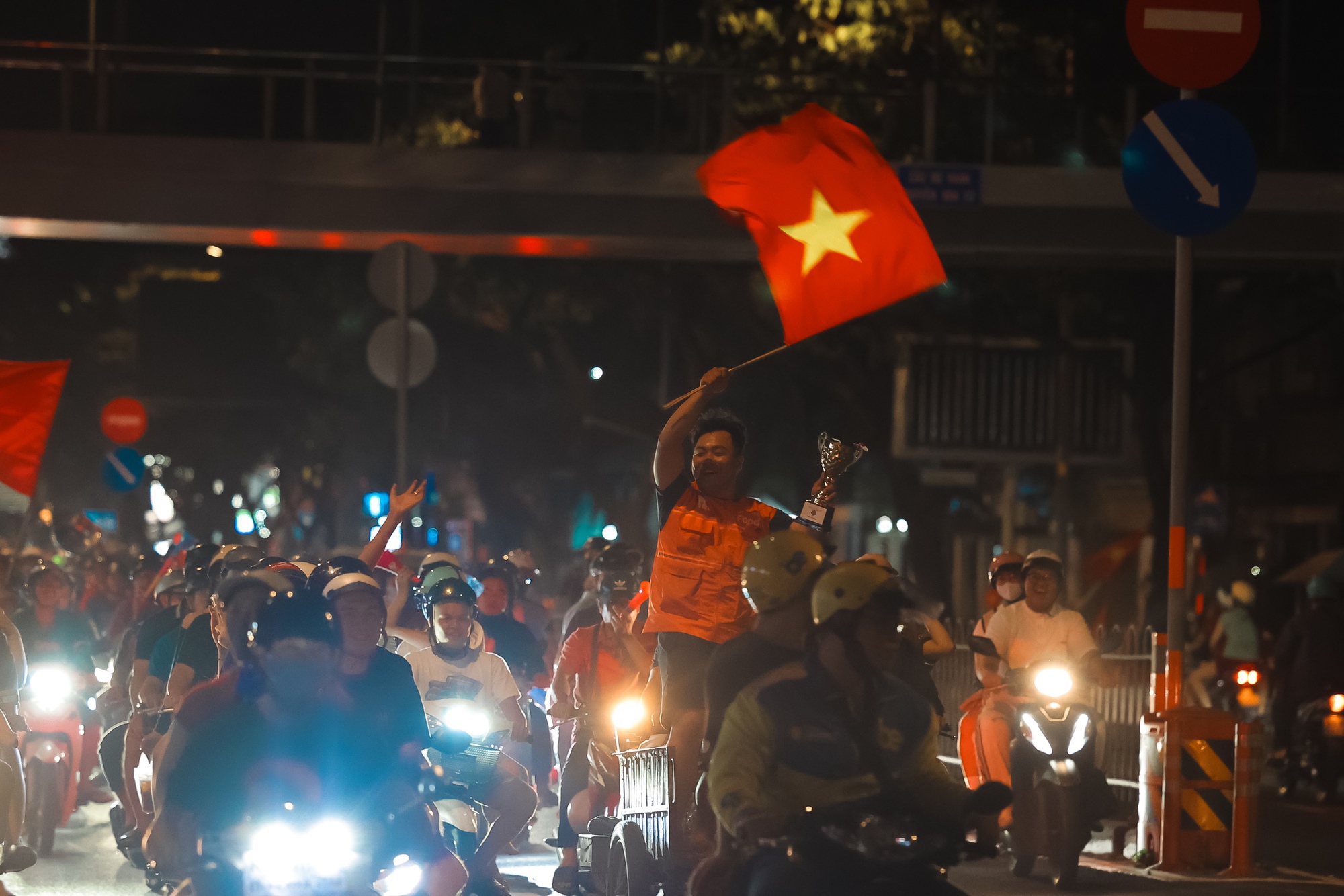 Việt Nam vô địch: Đường phố vui như Tết rồi nè!- Ảnh 39. Việt Nam vô địch: Đường phố vui như Tết rồi nè!- Ảnh 39.