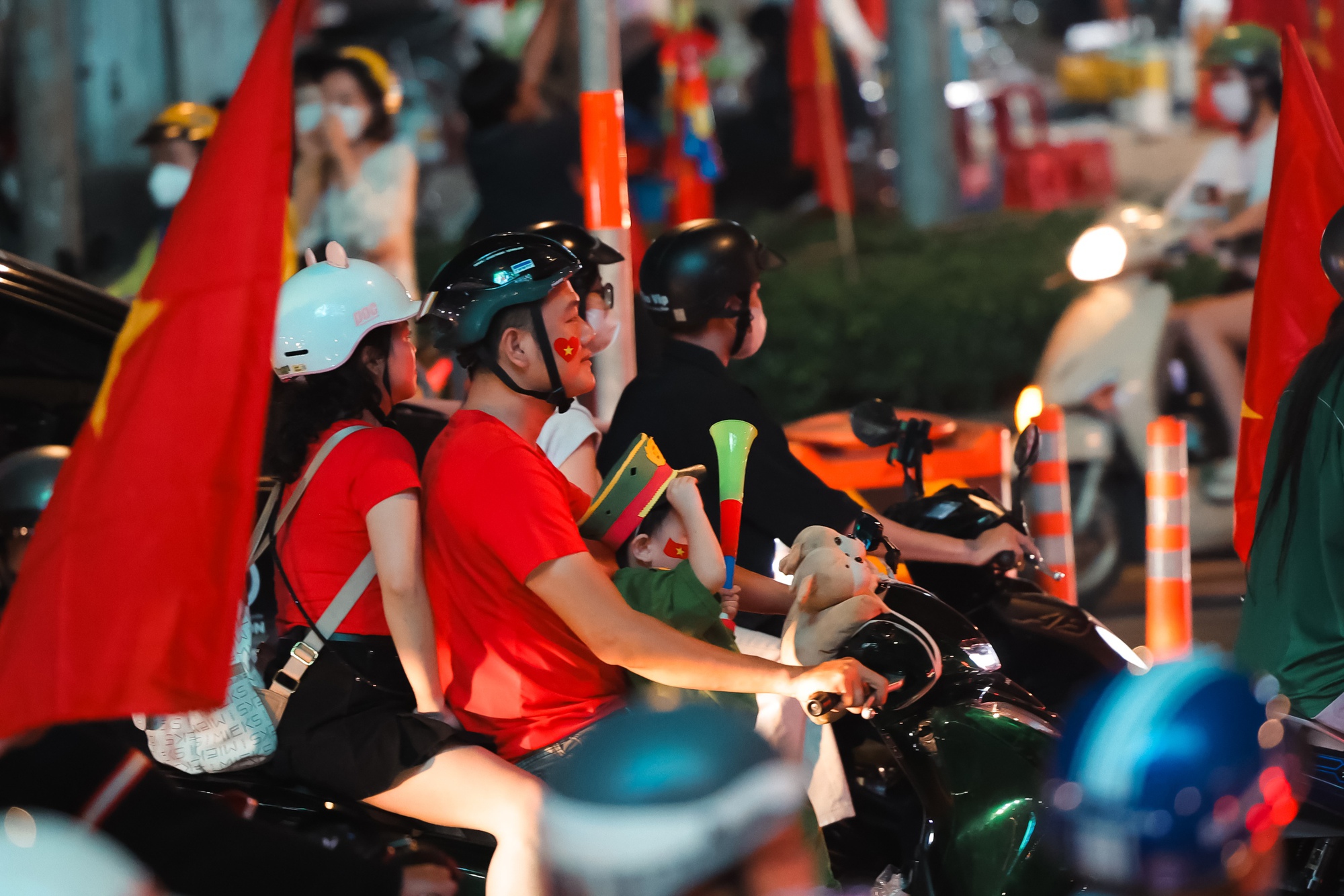 Việt Nam vô địch: Đường phố vui như Tết rồi nè!- Ảnh 37. Việt Nam vô địch: Đường phố vui như Tết rồi nè!- Ảnh 37.