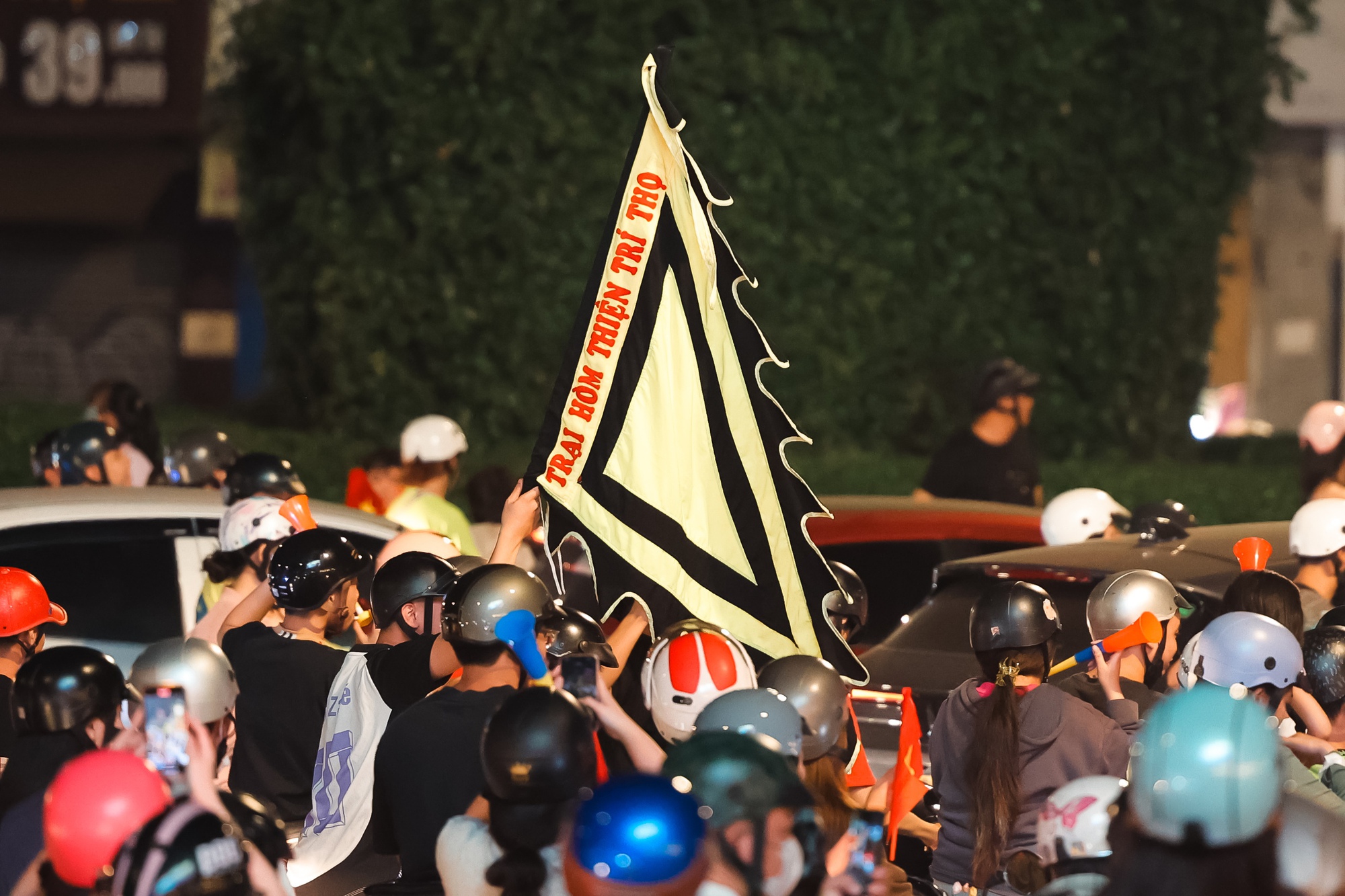 Việt Nam vô địch: Đường phố vui như Tết rồi nè!- Ảnh 40. Việt Nam vô địch: Đường phố vui như Tết rồi nè!- Ảnh 40.