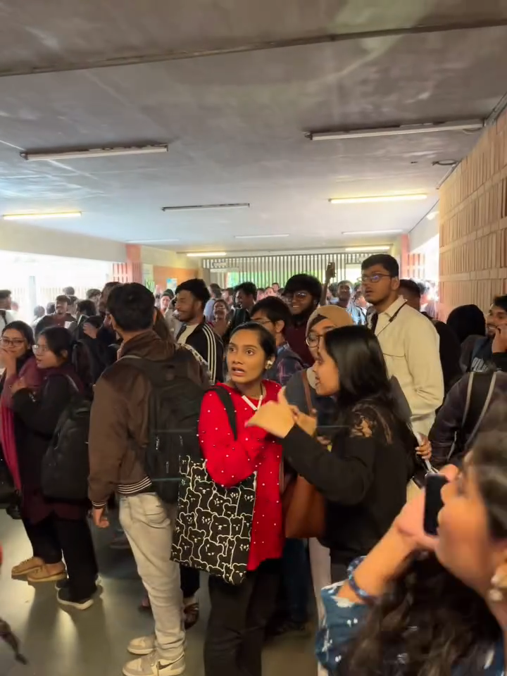 Nấc thang lên thiên đàng: Khoảnh khắc thang cuốn “phóng như điên” khiến sinh viên hốt hoảng, la hét thất thanh.- Ảnh 2. Nấc thang lên thiên đàng: Khoảnh khắc thang cuốn “phóng như điên” khiến sinh viên hốt hoảng, la hét thất thanh.- Ảnh 2.