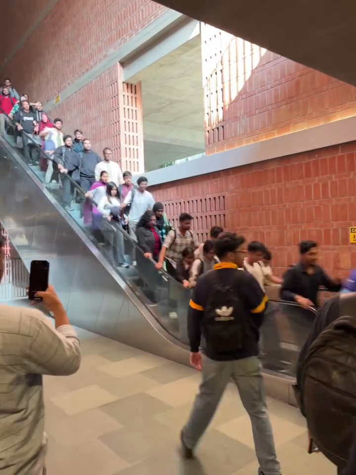 Nấc thang lên thiên đàng: Khoảnh khắc thang cuốn “phóng như điên” khiến sinh viên hốt hoảng, la hét thất thanh.- Ảnh 1. Nấc thang lên thiên đàng: Khoảnh khắc thang cuốn “phóng như điên” khiến sinh viên hốt hoảng, la hét thất thanh.- Ảnh 1.