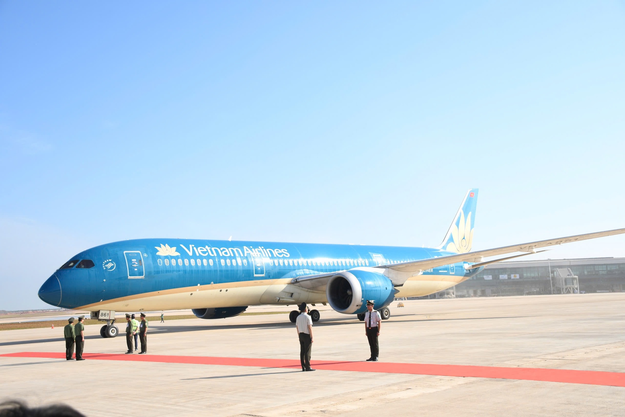 Hình ảnh chuyến bay đầu tiên hạ cánh xuống sân bay Long Thành - Ảnh 3.