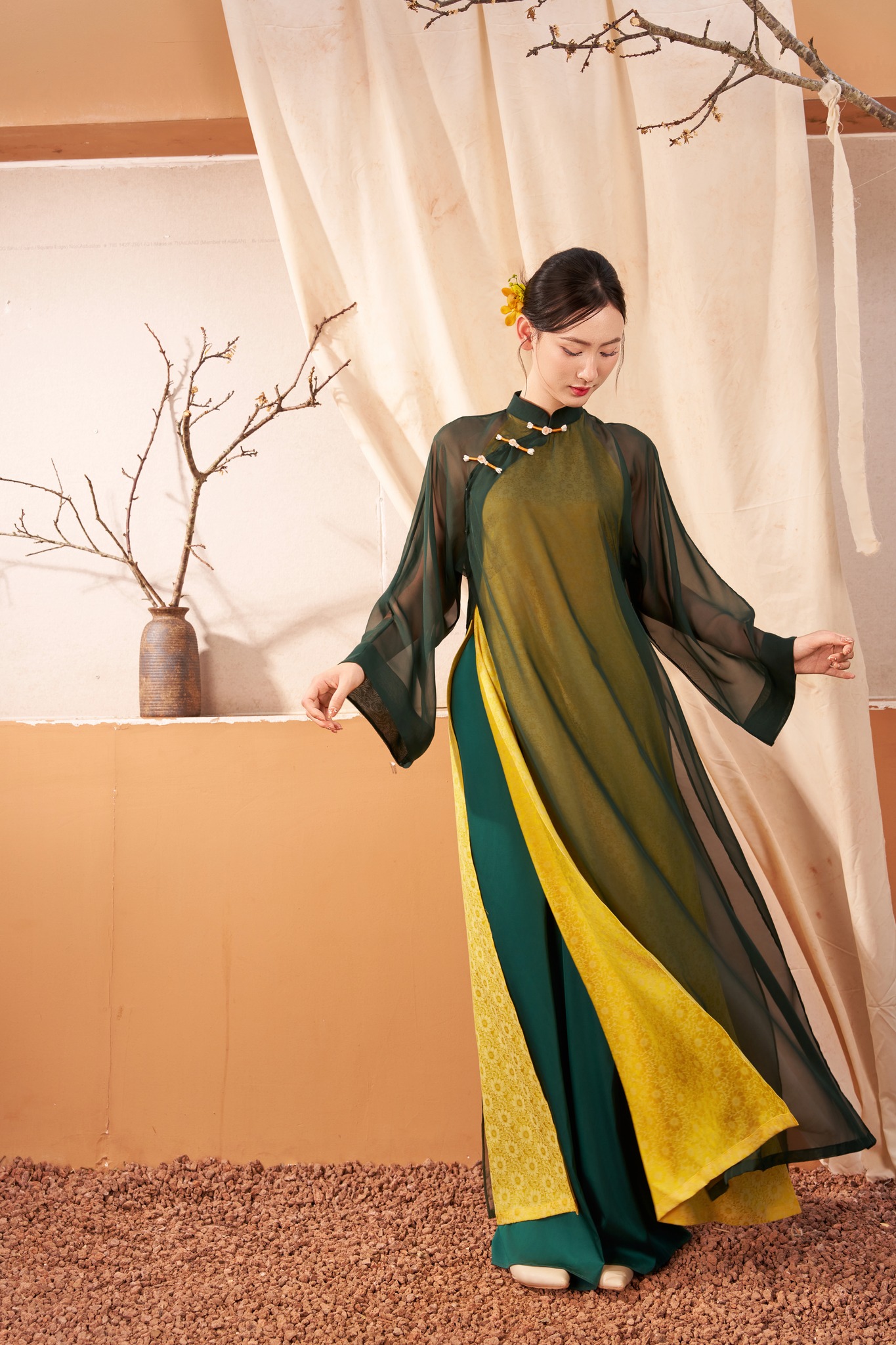 Tâm điểm xu hướng áo dài Tết 2026: Áo dài tà kép (4 tà) nhân đôi vẻ thướt tha, sang chảnh cho phái đẹp- Ảnh 17. Tâm điểm xu hướng áo dài Tết 2026: Áo dài tà kép (4 tà) nhân đôi vẻ thướt tha, sang chảnh cho phái đẹp- Ảnh 17.