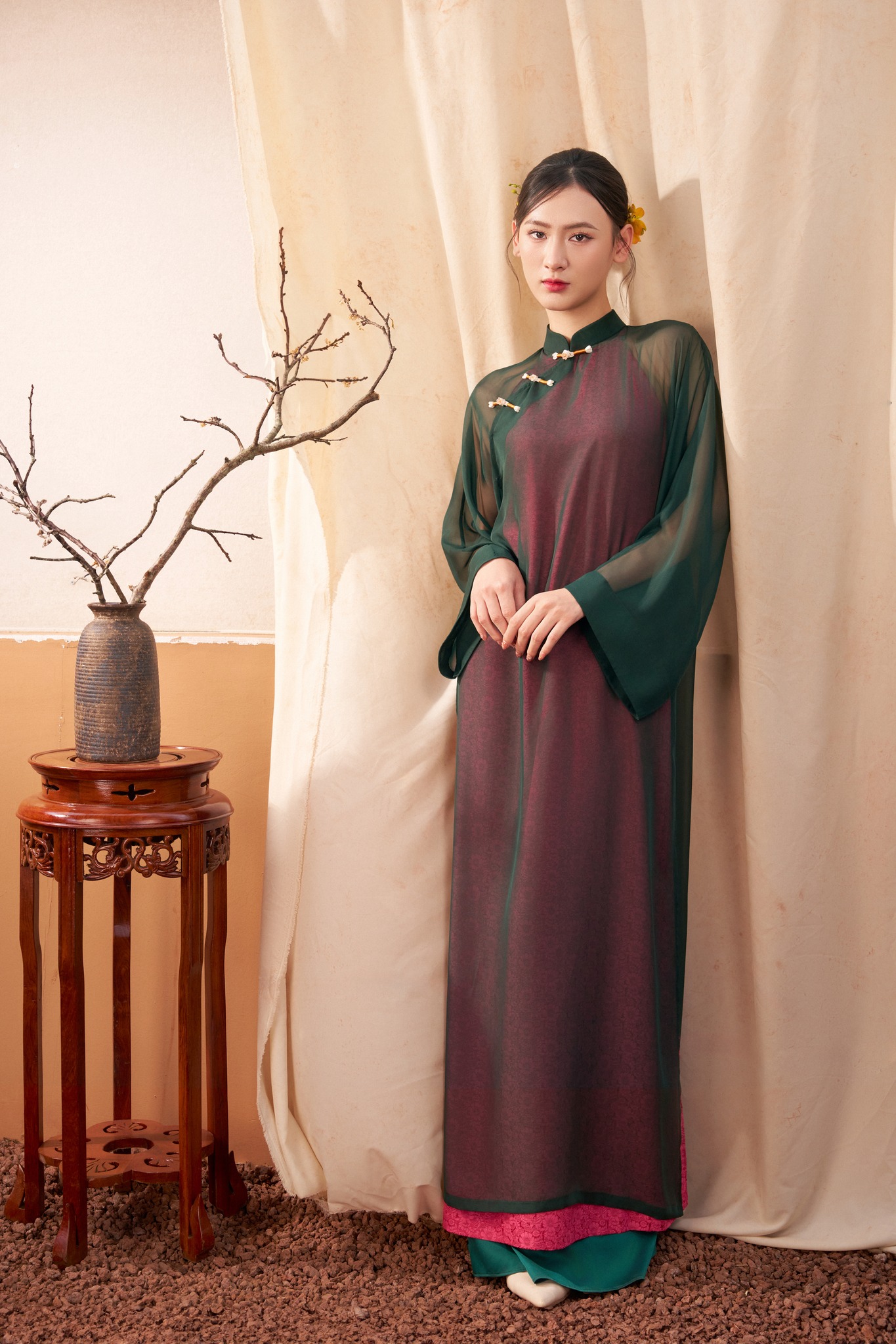 Tâm điểm xu hướng áo dài Tết 2026: Áo dài tà kép (4 tà) nhân đôi vẻ thướt tha, sang chảnh cho phái đẹp- Ảnh 16. Tâm điểm xu hướng áo dài Tết 2026: Áo dài tà kép (4 tà) nhân đôi vẻ thướt tha, sang chảnh cho phái đẹp- Ảnh 16.