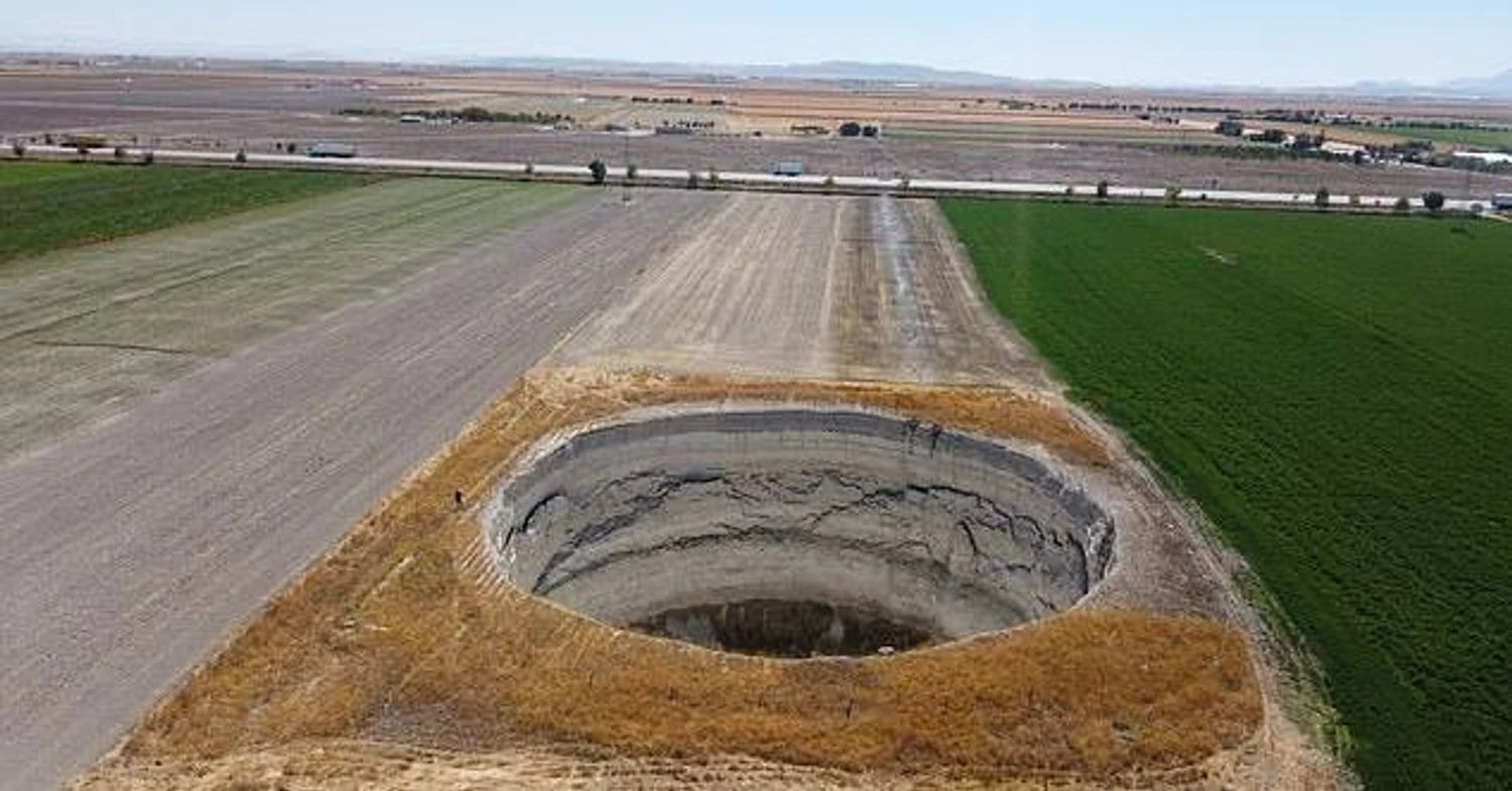 Thổ Nhĩ Kỳ mọc lên 648 "hố tử thần" chỉ sau một đêm: Thiên nhiên trừng phạt hay nhân tai?- Ảnh 1.