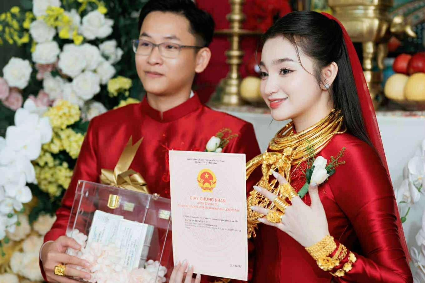 176 cây vàng, sổ đỏ khách sạn và biệt thự, kim cương, tiền tỷ trong 4 đám cưới khủng năm 2025- Ảnh 7. 176 cây vàng, sổ đỏ khách sạn và biệt thự, kim cương, tiền tỷ trong 4 đám cưới khủng năm 2025- Ảnh 7.
