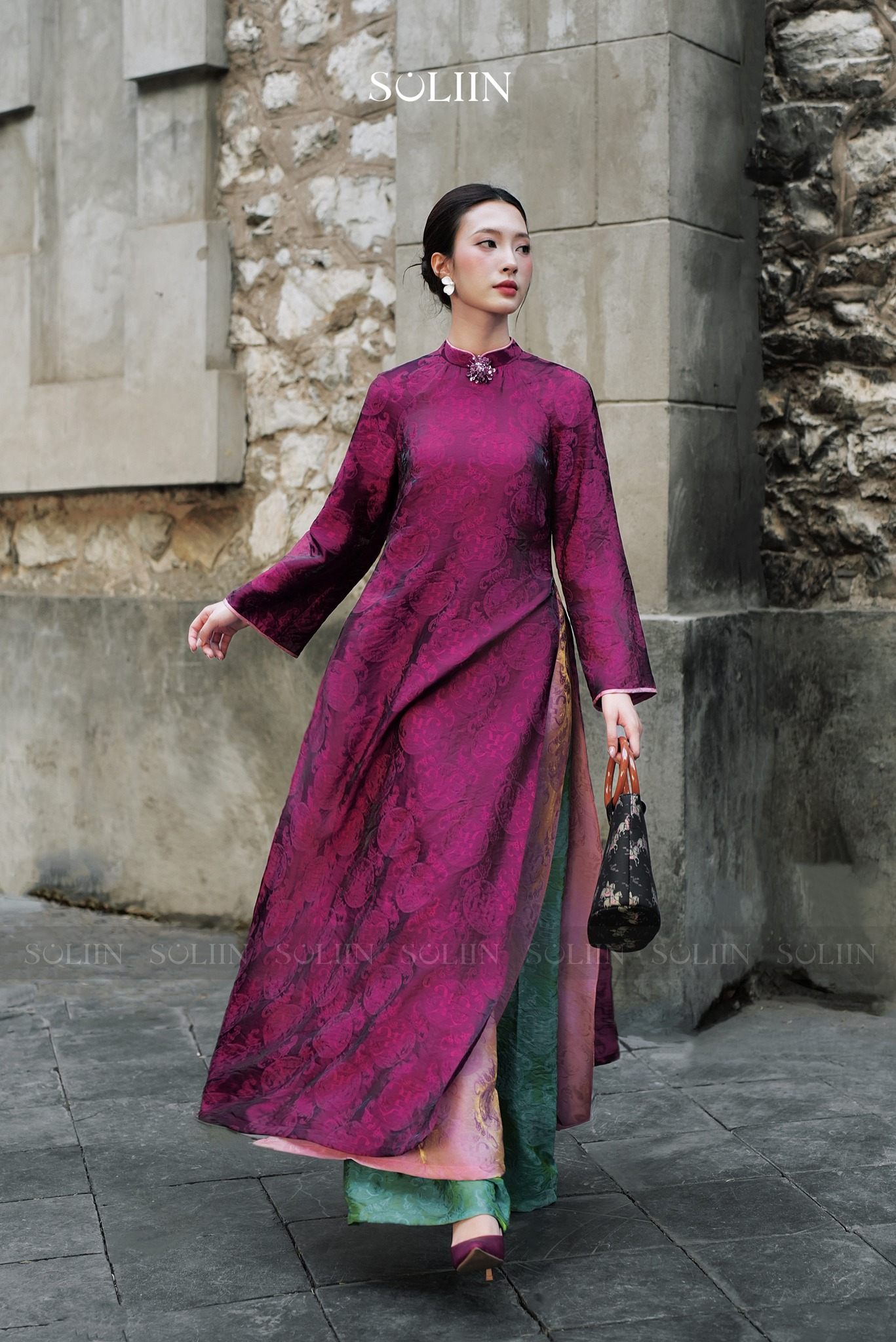 Tâm điểm xu hướng áo dài Tết 2026: Áo dài tà kép (4 tà) nhân đôi vẻ thướt tha, sang chảnh cho phái đẹp- Ảnh 4. Tâm điểm xu hướng áo dài Tết 2026: Áo dài tà kép (4 tà) nhân đôi vẻ thướt tha, sang chảnh cho phái đẹp- Ảnh 4.