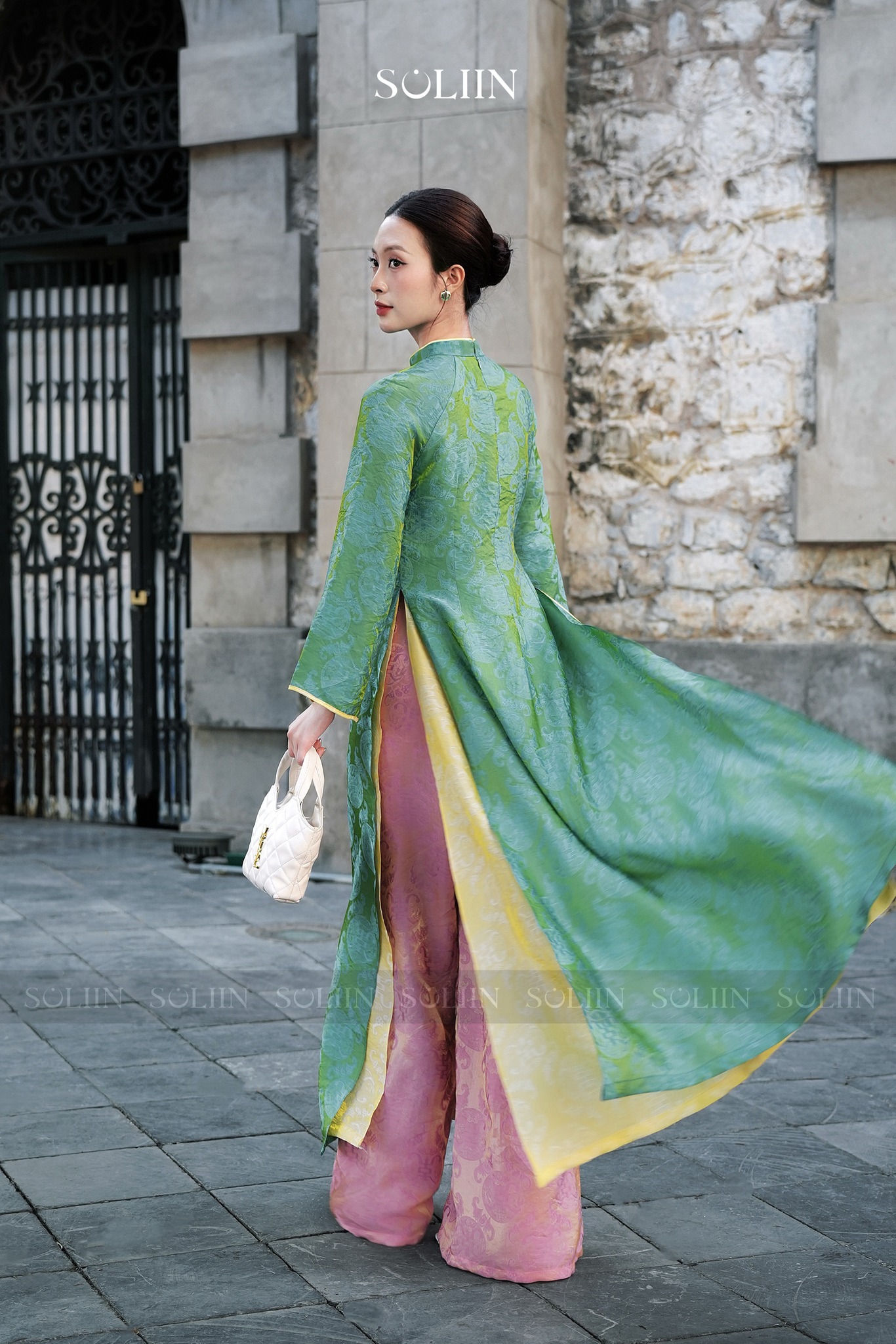 Tâm điểm xu hướng áo dài Tết 2026: Áo dài tà kép (4 tà) nhân đôi vẻ thướt tha, sang chảnh cho phái đẹp- Ảnh 5. Tâm điểm xu hướng áo dài Tết 2026: Áo dài tà kép (4 tà) nhân đôi vẻ thướt tha, sang chảnh cho phái đẹp- Ảnh 5.