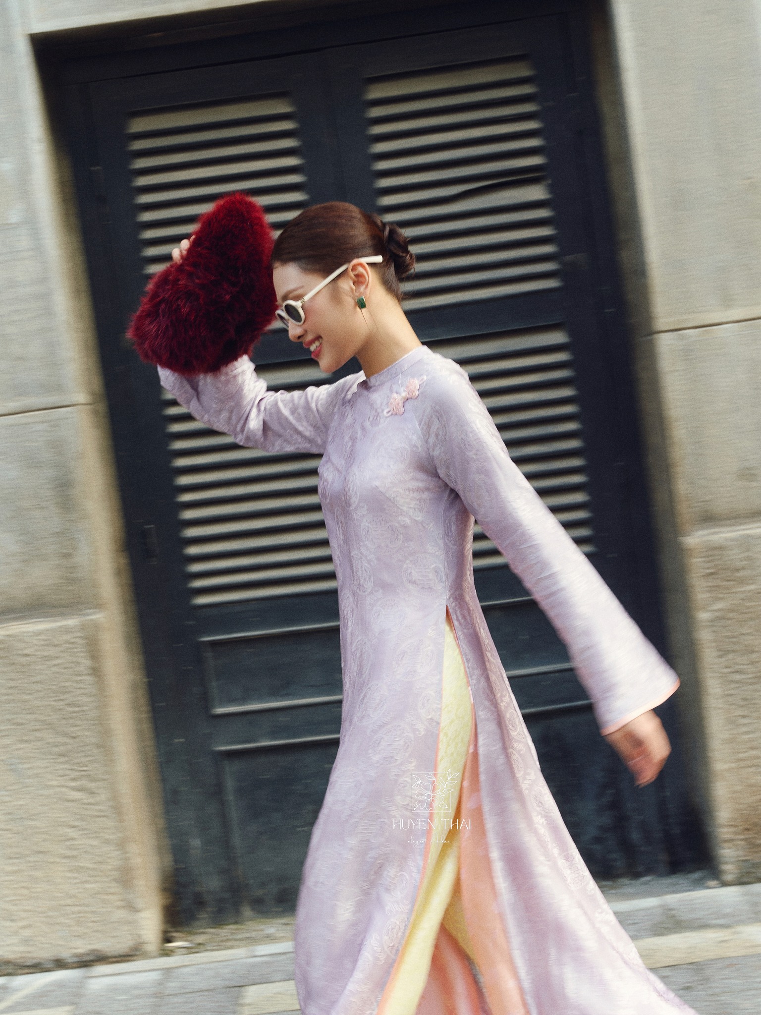 Tâm điểm xu hướng áo dài Tết 2026: Áo dài tà kép (4 tà) nhân đôi vẻ thướt tha, sang chảnh cho phái đẹp- Ảnh 7. Tâm điểm xu hướng áo dài Tết 2026: Áo dài tà kép (4 tà) nhân đôi vẻ thướt tha, sang chảnh cho phái đẹp- Ảnh 7.