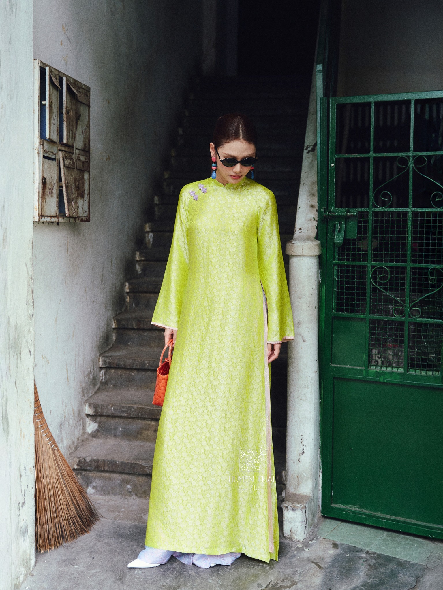 Tâm điểm xu hướng áo dài Tết 2026: Áo dài tà kép (4 tà) nhân đôi vẻ thướt tha, sang chảnh cho phái đẹp- Ảnh 6. Tâm điểm xu hướng áo dài Tết 2026: Áo dài tà kép (4 tà) nhân đôi vẻ thướt tha, sang chảnh cho phái đẹp- Ảnh 6.