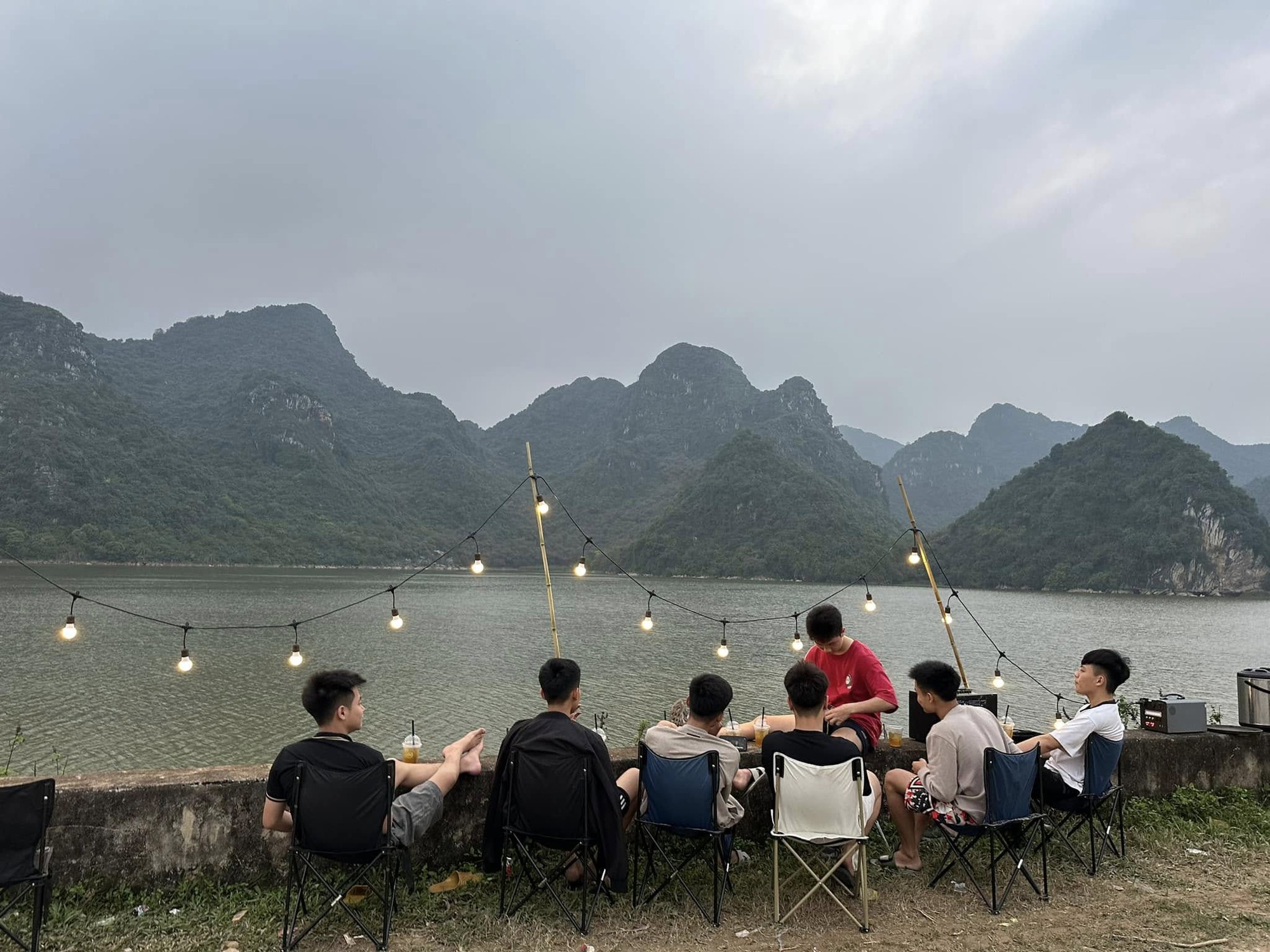 Phát hiện hồ nước bên thảo nguyên vắng vẻ, hoang sơ, du khách nhận xét: "Nói ở Hà Nội không ai tin!" - Ảnh 6.