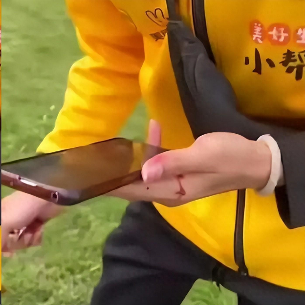 Shipper tông hỏng xe Porsche, bật khóc giữa đường nhưng chủ xe không bắt đền, còn đòi chi trả viện phí: Nhờ 1 câu nói!- Ảnh 1. Shipper tông hỏng xe Porsche, bật khóc giữa đường nhưng chủ xe không bắt đền, còn đòi chi trả viện phí: Nhờ 1 câu nói!- Ảnh 1.