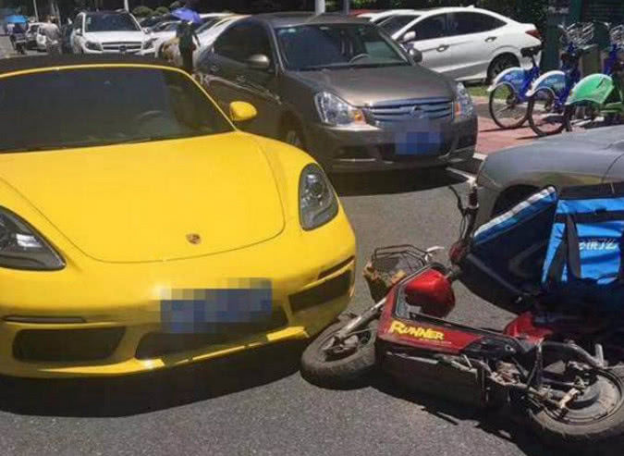 Shipper tông hỏng xe Porsche, bật khóc giữa đường nhưng chủ xe không bắt đền, còn đòi chi trả viện phí: Nhờ 1 câu nói!- Ảnh 2. Shipper tông hỏng xe Porsche, bật khóc giữa đường nhưng chủ xe không bắt đền, còn đòi chi trả viện phí: Nhờ 1 câu nói!- Ảnh 2.