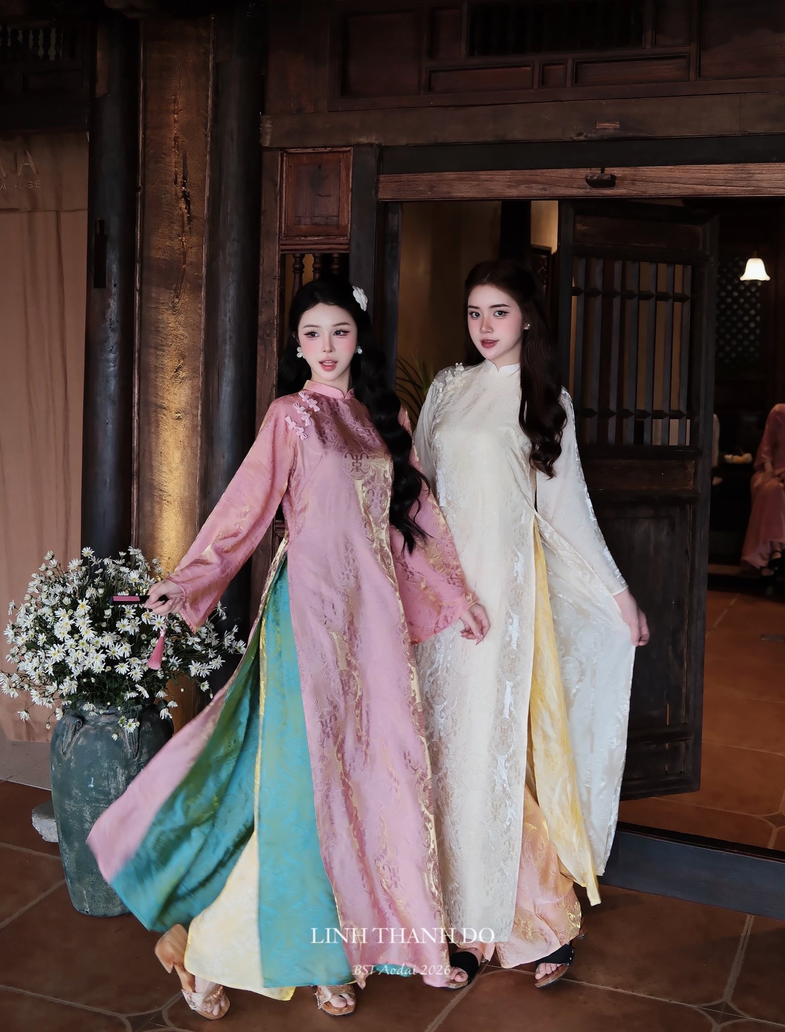 Tâm điểm xu hướng áo dài Tết 2026: Áo dài tà kép (4 tà) nhân đôi vẻ thướt tha, sang chảnh cho phái đẹp- Ảnh 3. Tâm điểm xu hướng áo dài Tết 2026: Áo dài tà kép (4 tà) nhân đôi vẻ thướt tha, sang chảnh cho phái đẹp- Ảnh 3.