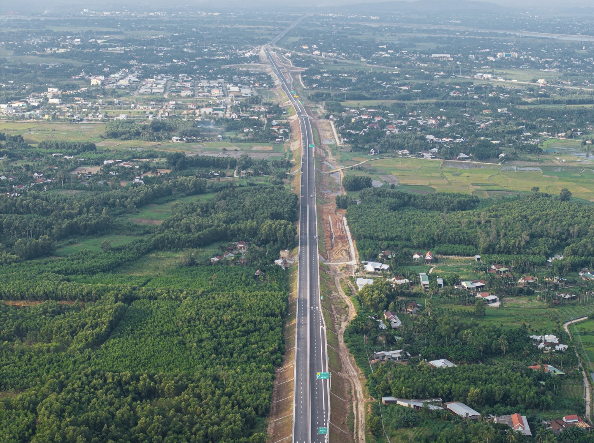Bên trong hầm xuyên núi lớn nhất cao tốc Bắc - Nam: Hơn 900 ngày thi công, lắp hơn 1.730 bộ đèn- Ảnh 1.