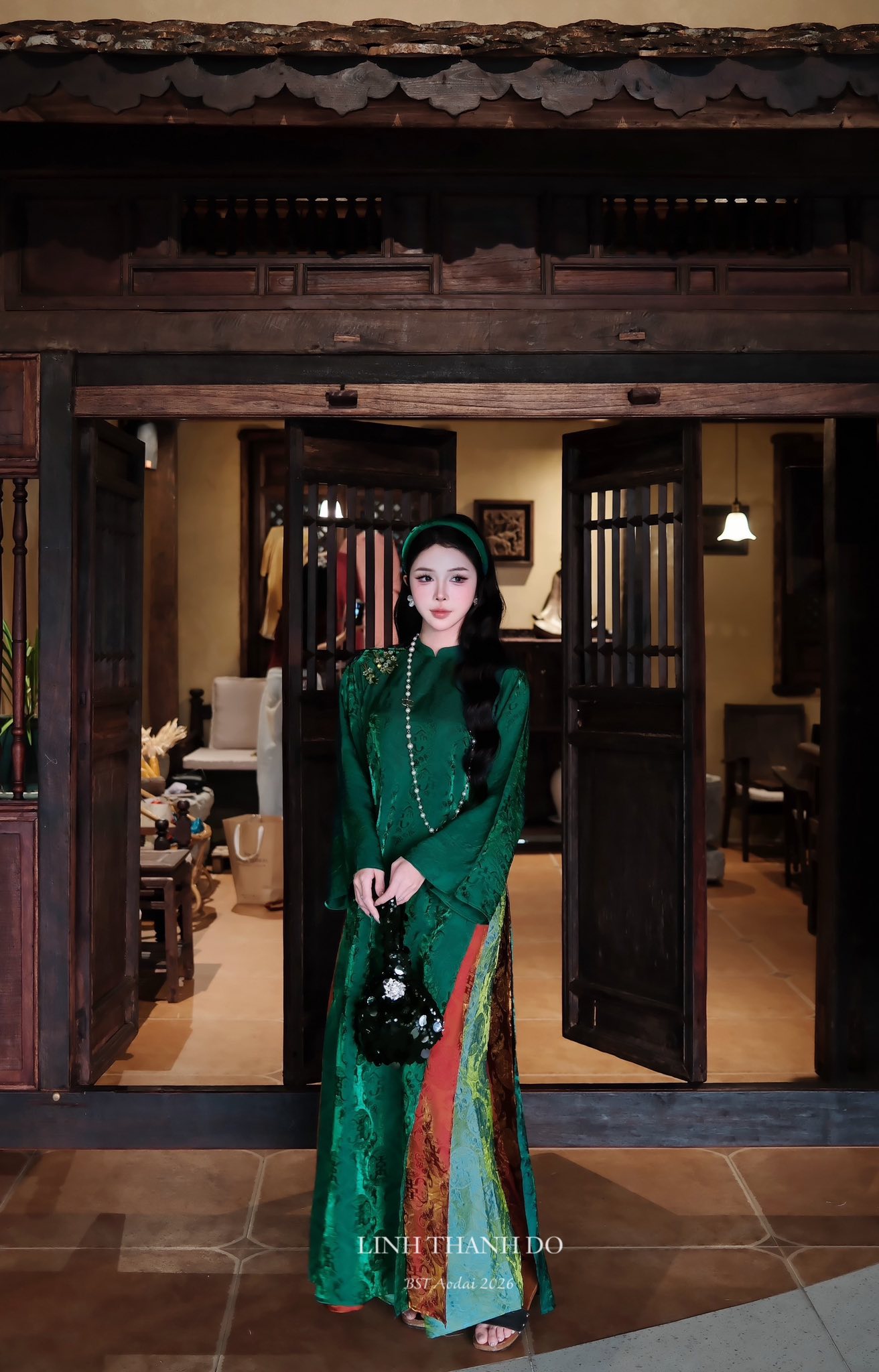 Tâm điểm xu hướng áo dài Tết 2026: Áo dài tà kép (4 tà) nhân đôi vẻ thướt tha, sang chảnh cho phái đẹp- Ảnh 2. Tâm điểm xu hướng áo dài Tết 2026: Áo dài tà kép (4 tà) nhân đôi vẻ thướt tha, sang chảnh cho phái đẹp- Ảnh 2.