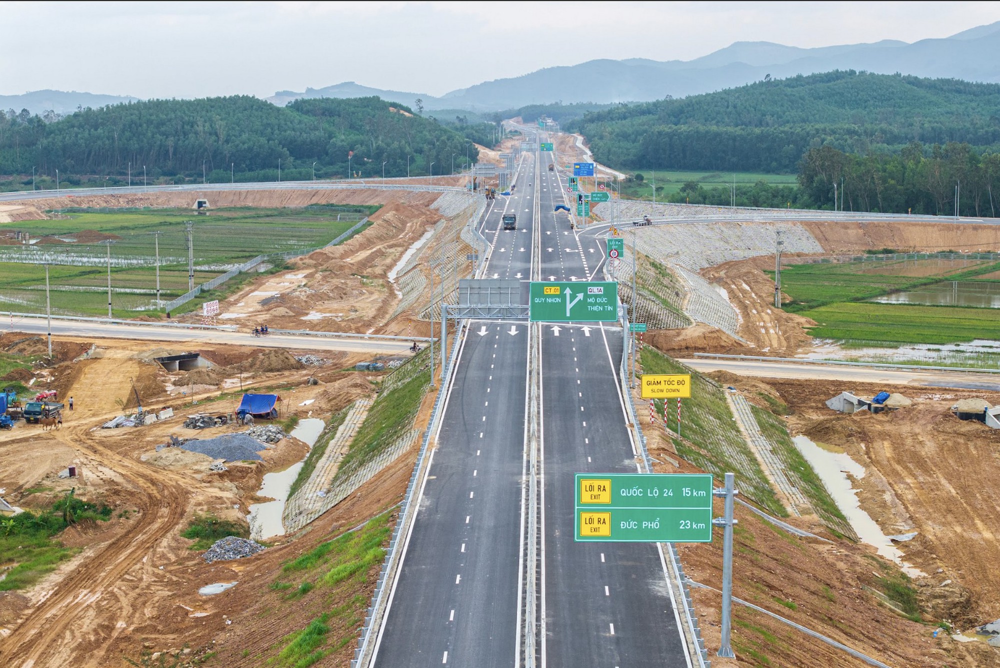 Bên trong hầm xuyên núi lớn nhất cao tốc Bắc - Nam: Hơn 900 ngày thi công, lắp hơn 1.730 bộ đèn- Ảnh 4.