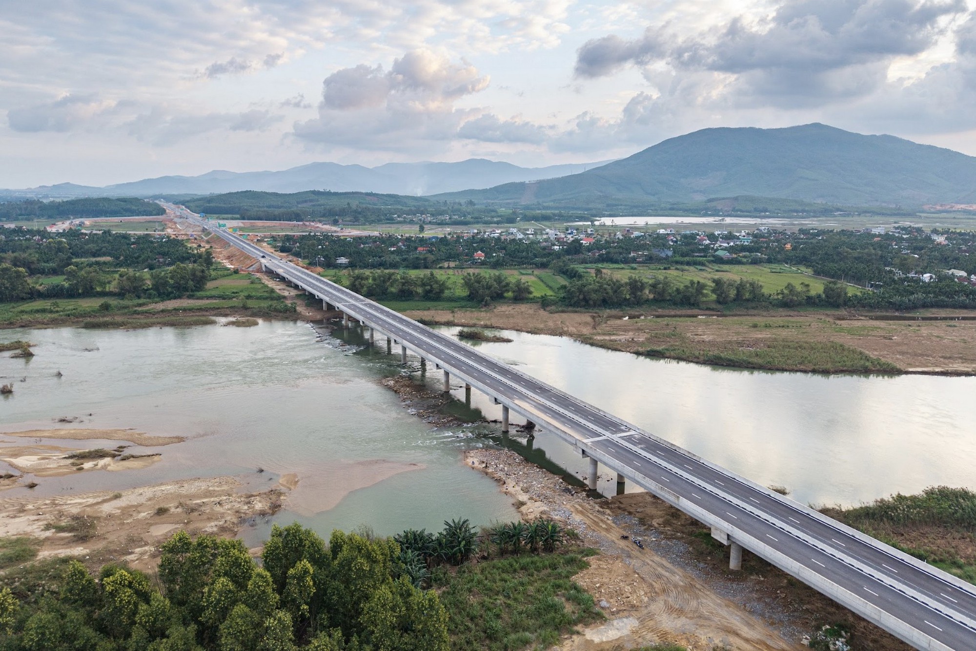 Bên trong hầm xuyên núi lớn nhất cao tốc Bắc - Nam: Hơn 900 ngày thi công, lắp hơn 1.730 bộ đèn- Ảnh 7.