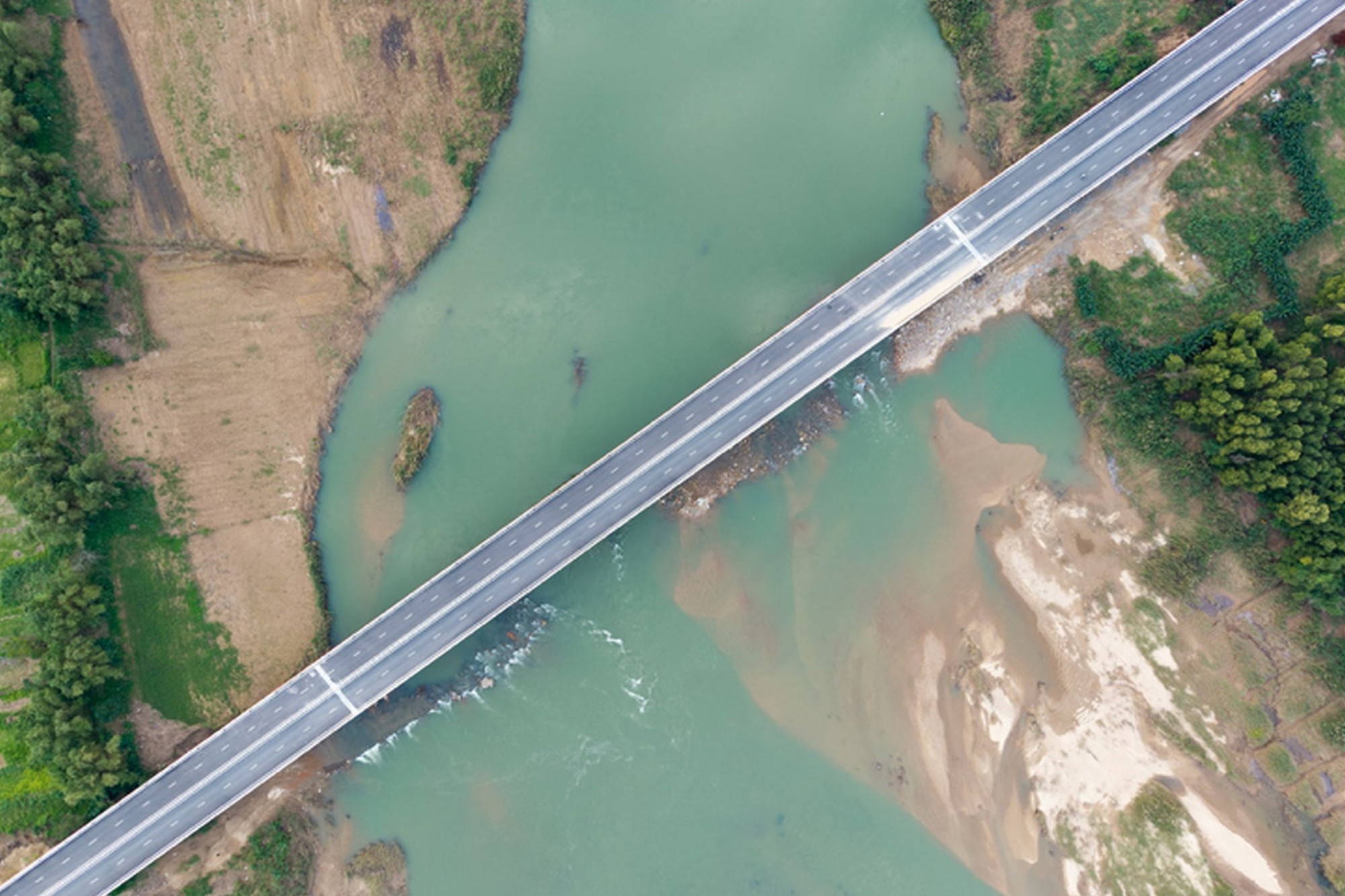 Bên trong hầm xuyên núi lớn nhất cao tốc Bắc - Nam: Hơn 900 ngày thi công, lắp hơn 1.730 bộ đèn- Ảnh 8.