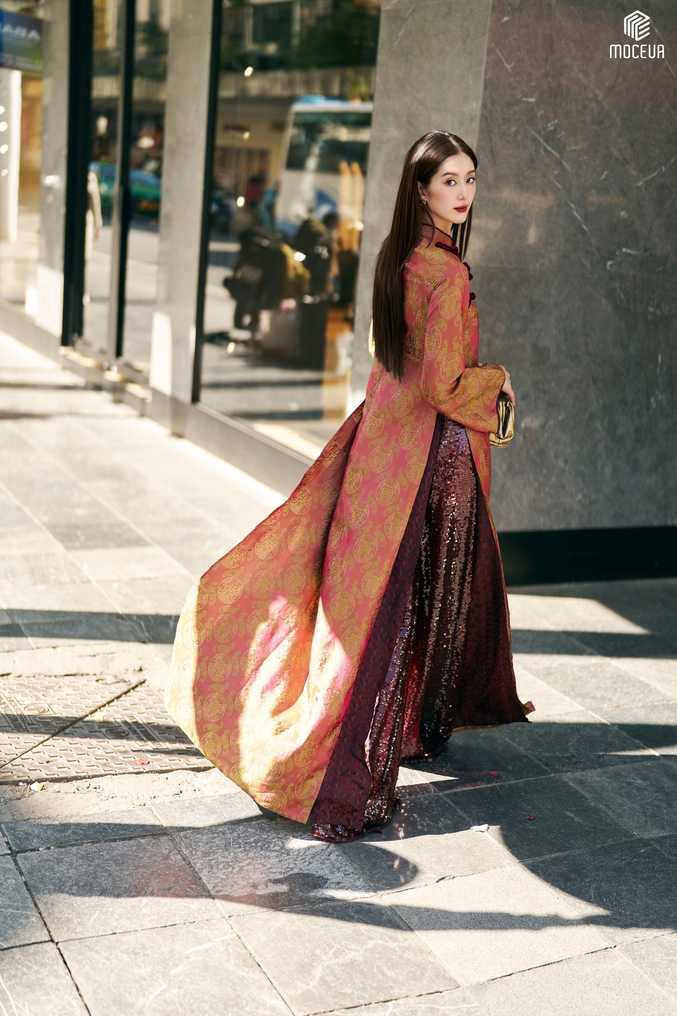 Tâm điểm xu hướng áo dài Tết 2026: Áo dài tà kép (4 tà) nhân đôi vẻ thướt tha, sang chảnh cho phái đẹp- Ảnh 8. Tâm điểm xu hướng áo dài Tết 2026: Áo dài tà kép (4 tà) nhân đôi vẻ thướt tha, sang chảnh cho phái đẹp- Ảnh 8.