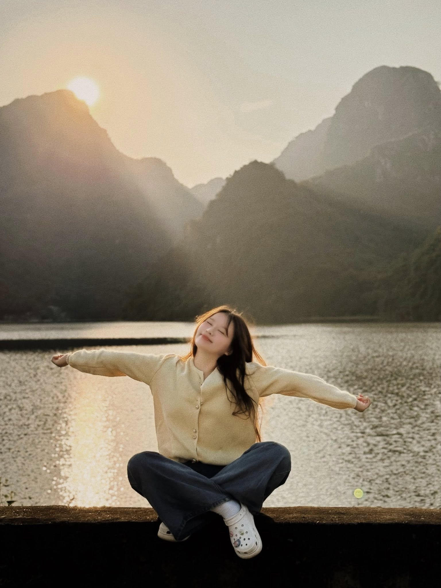 Phát hiện hồ nước bên thảo nguyên vắng vẻ, hoang sơ, du khách nhận xét: "Nói ở Hà Nội không ai tin!" - Ảnh 4.