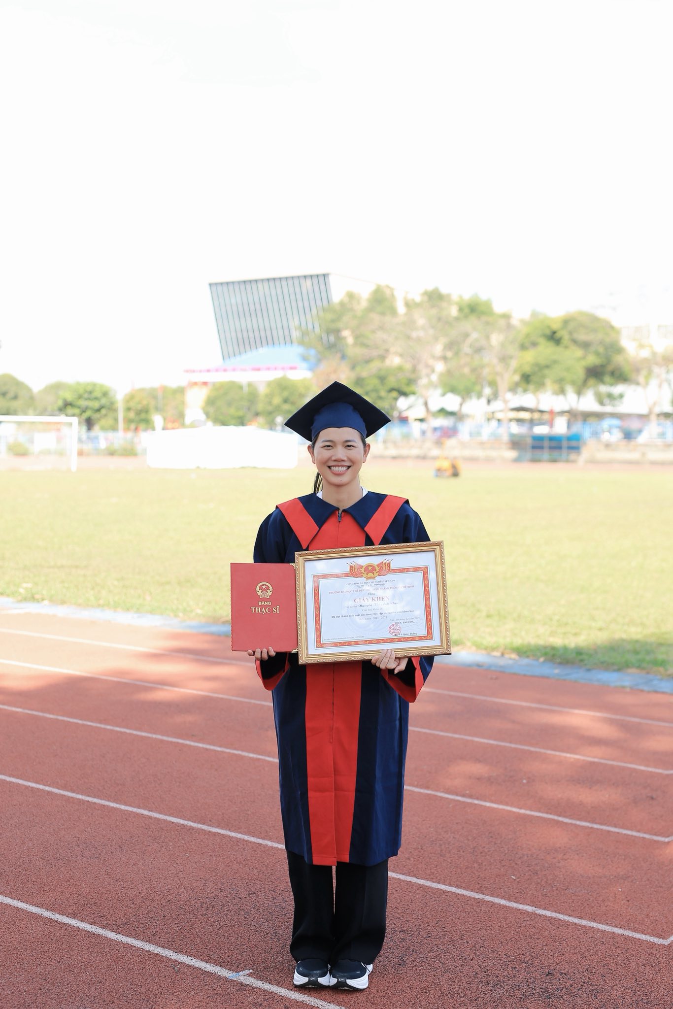 Ánh Viên cực xinh ngày nhận bằng Thạc sĩ, netizen không ngớt lời khen: "Bơi lội chị đỉnh chóp, nay càng ít ai sánh bằng!" - Ảnh 1.