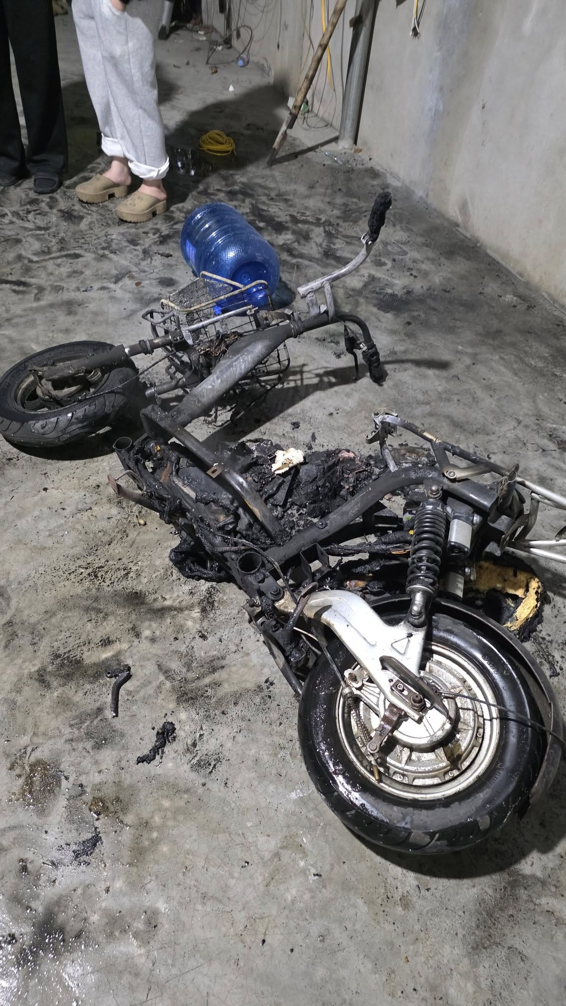 Cả xóm hốt hoảng bỏ dở trận bóng chung kết SEA Games 33 sau tiếng hô hoán thất thanh: Cảnh tượng sau đó khiến nhiều người hú vía- Ảnh 1.