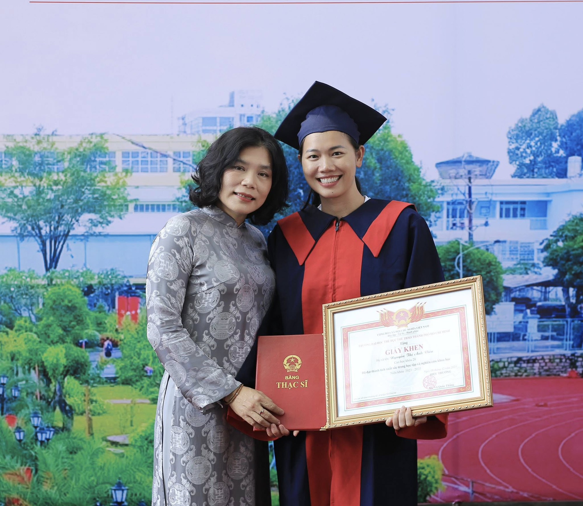 Ánh Viên cực xinh ngày nhận bằng Thạc sĩ, netizen không ngớt lời khen: "Bơi lội chị đỉnh chóp, nay càng ít ai sánh bằng!" - Ảnh 3.