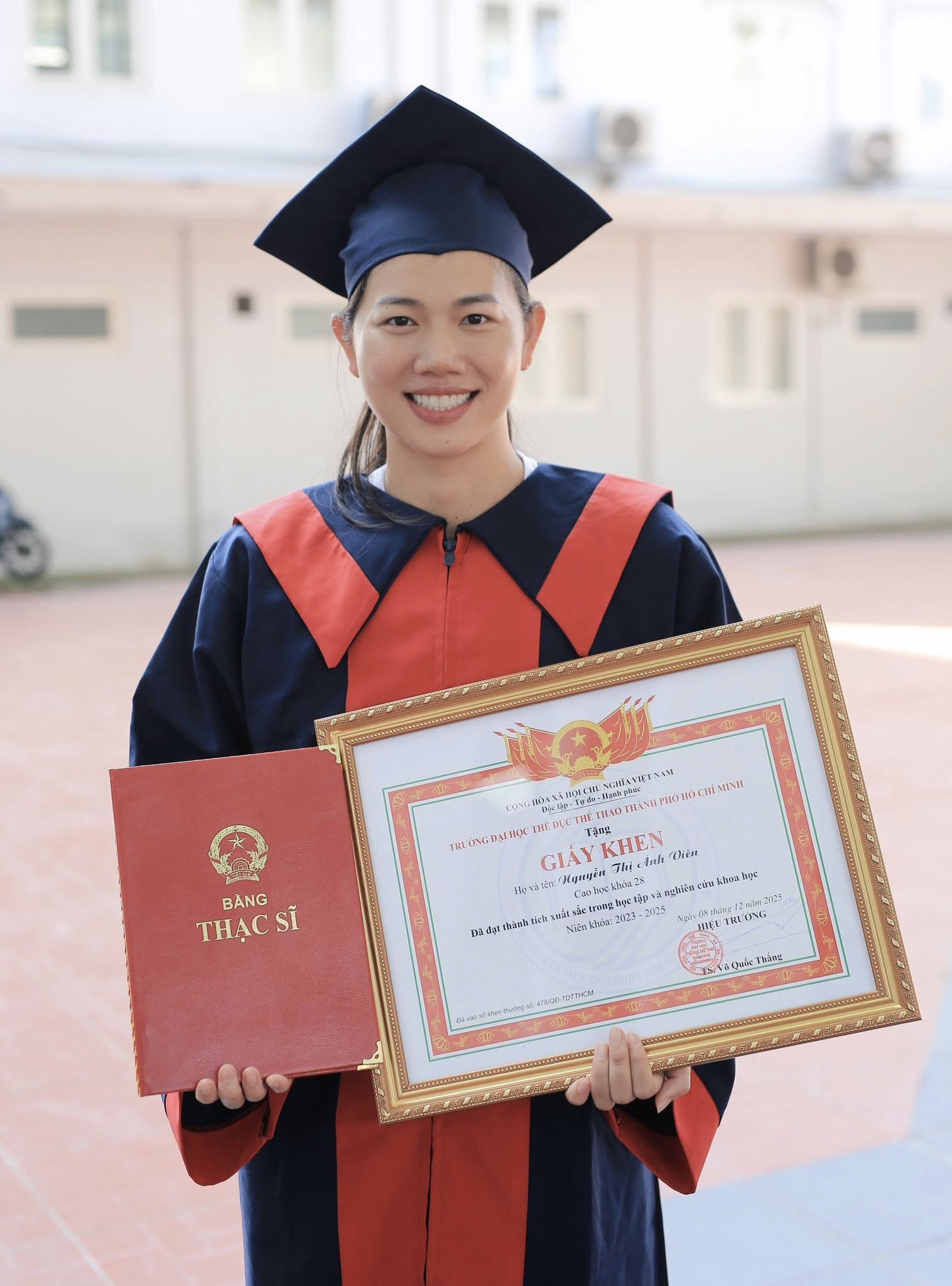 Ánh Viên cực xinh ngày nhận bằng Thạc sĩ, netizen không ngớt lời khen: "Bơi lội chị đỉnh chóp, nay càng ít ai sánh bằng!" - Ảnh 2.