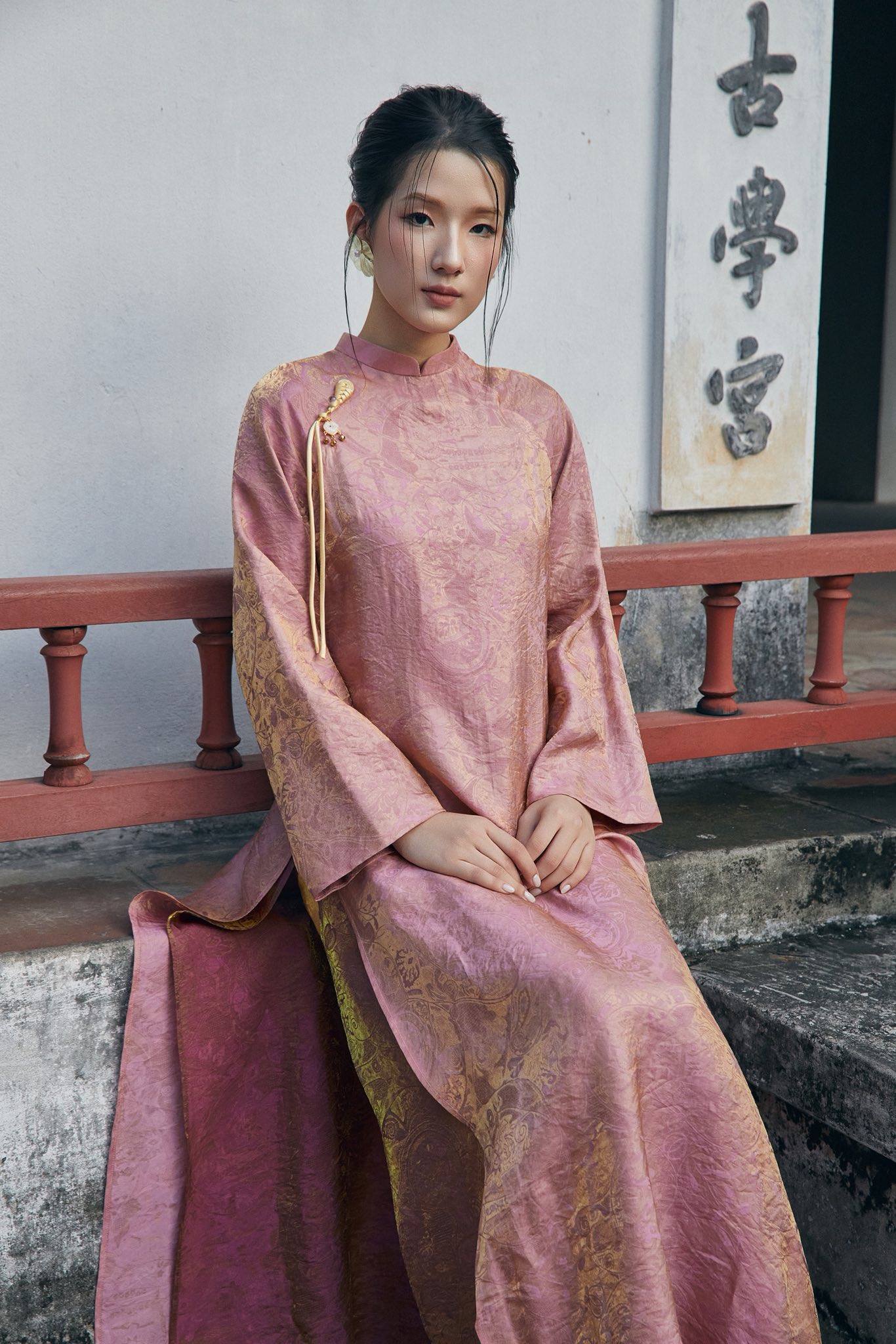 Tâm điểm xu hướng áo dài Tết 2026: Áo dài tà kép (4 tà) nhân đôi vẻ thướt tha, sang chảnh cho phái đẹp- Ảnh 10. Tâm điểm xu hướng áo dài Tết 2026: Áo dài tà kép (4 tà) nhân đôi vẻ thướt tha, sang chảnh cho phái đẹp- Ảnh 10.