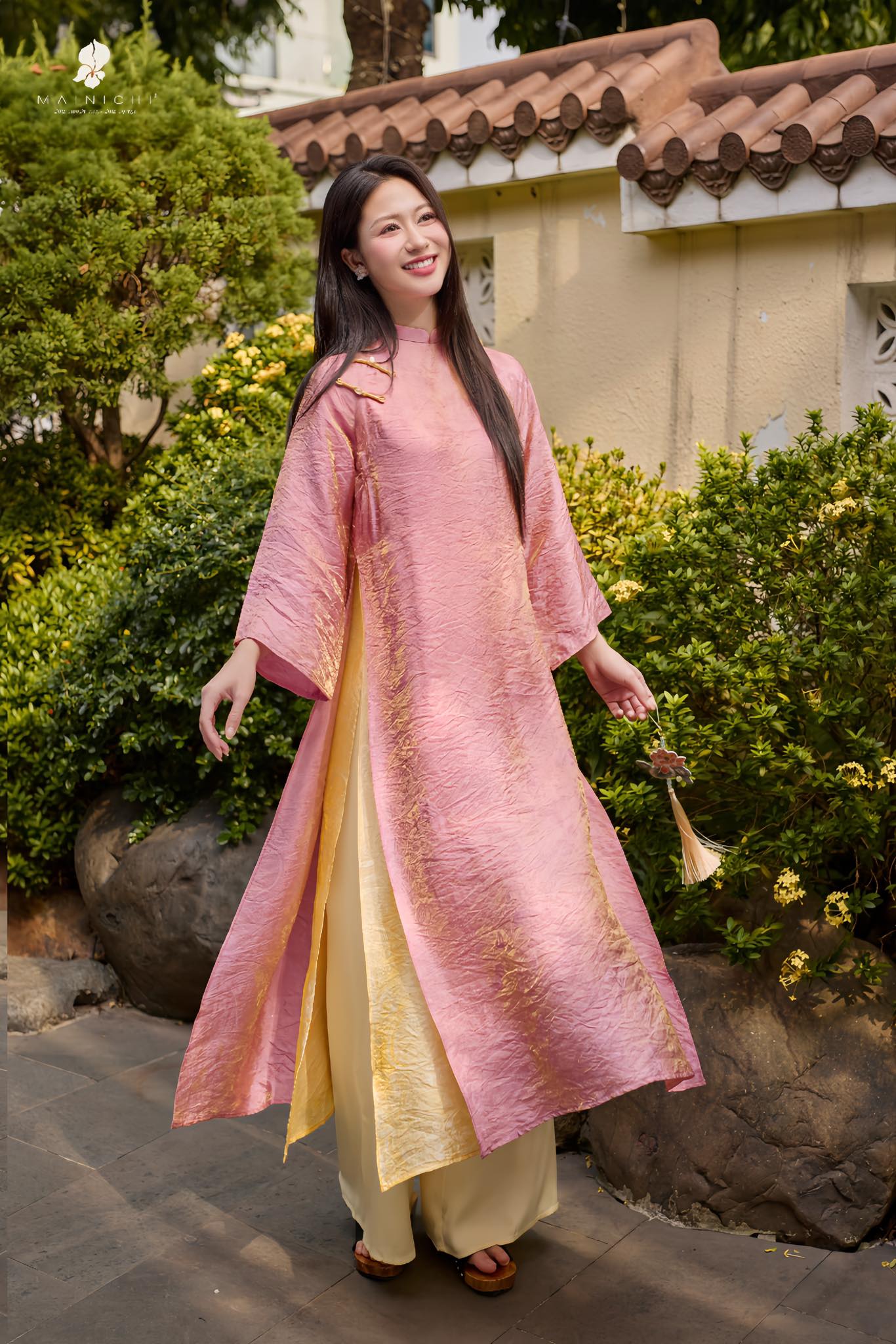 Tâm điểm xu hướng áo dài Tết 2026: Áo dài tà kép (4 tà) nhân đôi vẻ thướt tha, sang chảnh cho phái đẹp- Ảnh 12. Tâm điểm xu hướng áo dài Tết 2026: Áo dài tà kép (4 tà) nhân đôi vẻ thướt tha, sang chảnh cho phái đẹp- Ảnh 12.