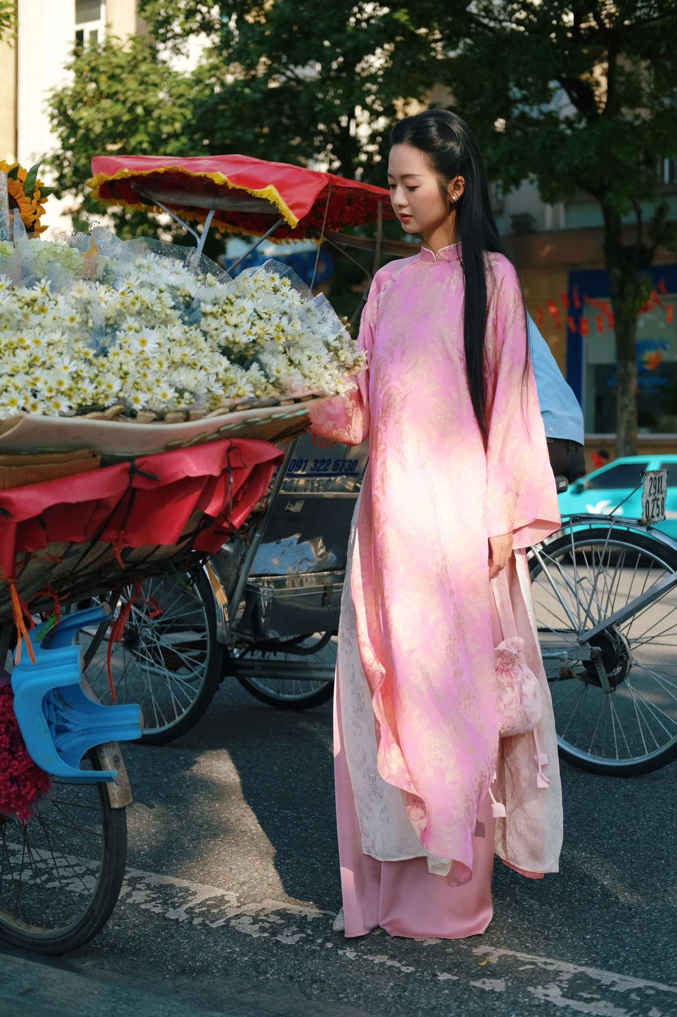 Tâm điểm xu hướng áo dài Tết 2026: Áo dài tà kép (4 tà) nhân đôi vẻ thướt tha, sang chảnh cho phái đẹp- Ảnh 14. Tâm điểm xu hướng áo dài Tết 2026: Áo dài tà kép (4 tà) nhân đôi vẻ thướt tha, sang chảnh cho phái đẹp- Ảnh 14.