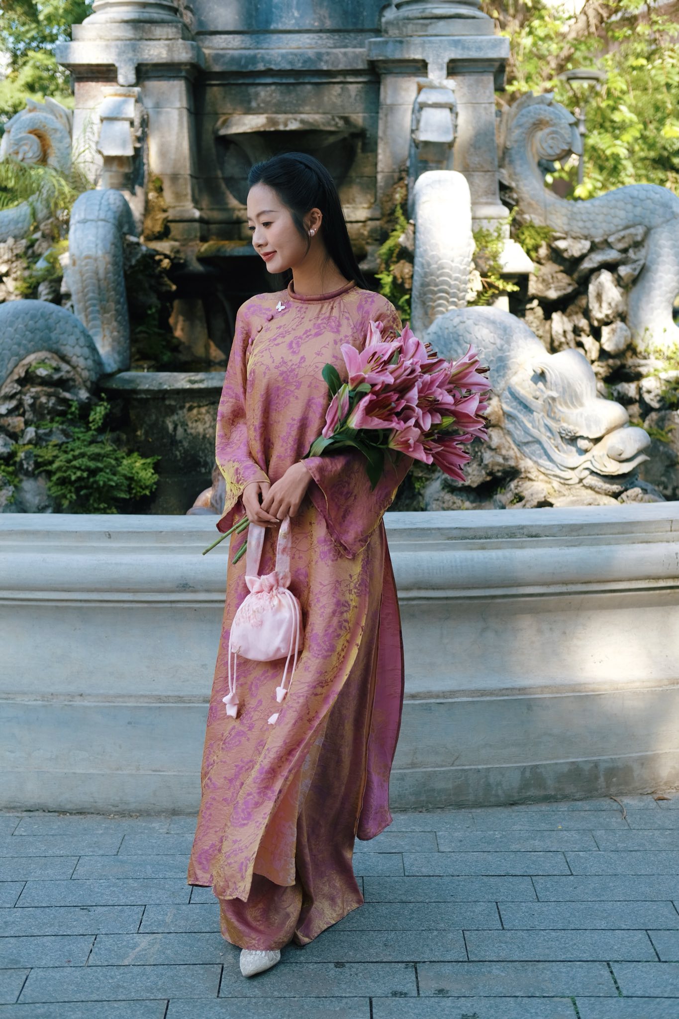 Tâm điểm xu hướng áo dài Tết 2026: Áo dài tà kép (4 tà) nhân đôi vẻ thướt tha, sang chảnh cho phái đẹp- Ảnh 15. Tâm điểm xu hướng áo dài Tết 2026: Áo dài tà kép (4 tà) nhân đôi vẻ thướt tha, sang chảnh cho phái đẹp- Ảnh 15.