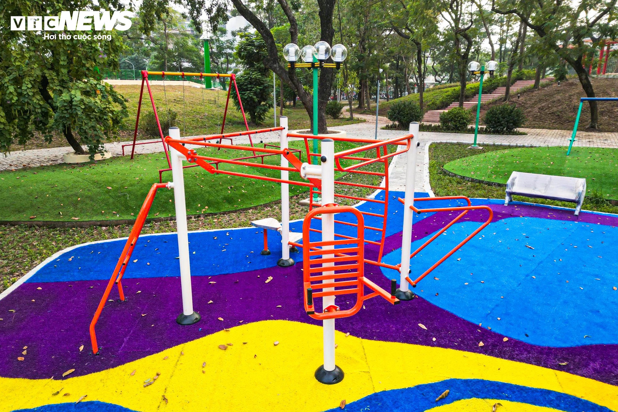 Chiêm ngưỡng cầu đi bộ hình cây đàn trong công viên trung tâm Hà Nội- Ảnh 14.