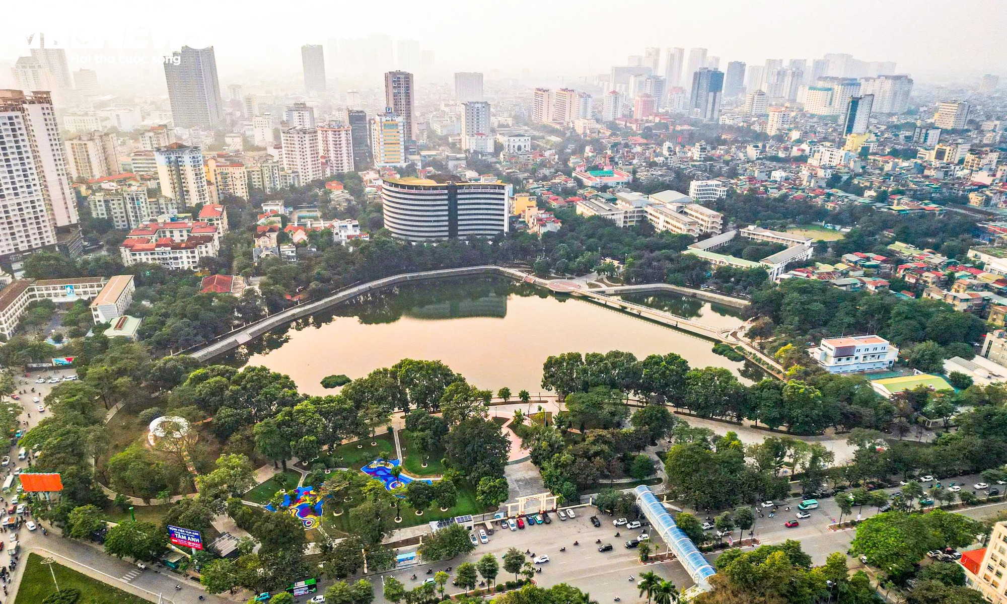 Chiêm ngưỡng cầu đi bộ hình cây đàn trong công viên trung tâm Hà Nội- Ảnh 1.