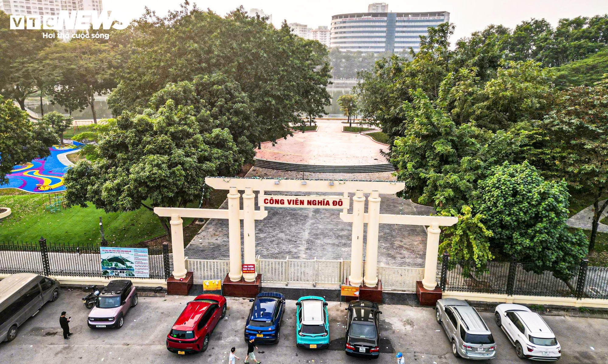 Chiêm ngưỡng cầu đi bộ hình cây đàn trong công viên trung tâm Hà Nội- Ảnh 2.