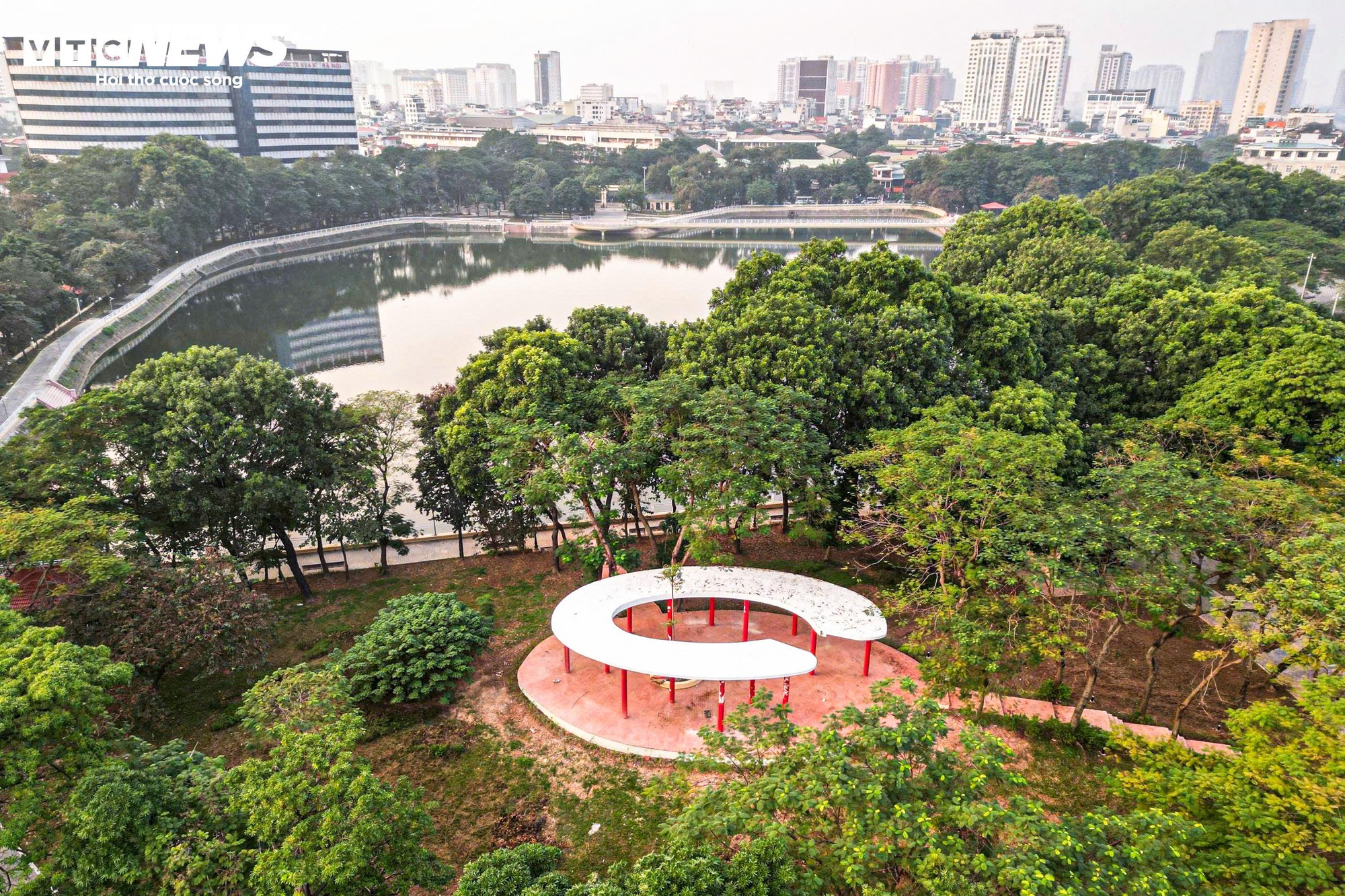 Chiêm ngưỡng cầu đi bộ hình cây đàn trong công viên trung tâm Hà Nội- Ảnh 3.