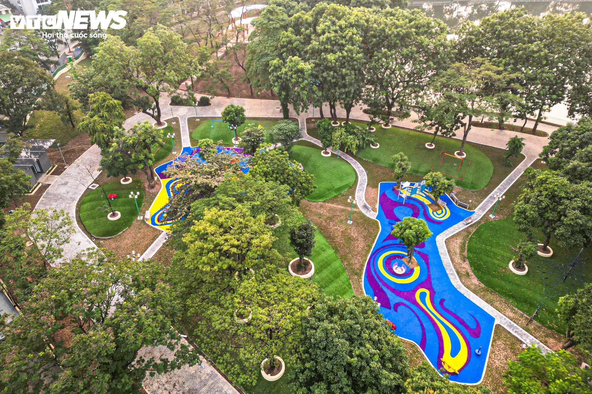 Chiêm ngưỡng cầu đi bộ hình cây đàn trong công viên trung tâm Hà Nội- Ảnh 4.