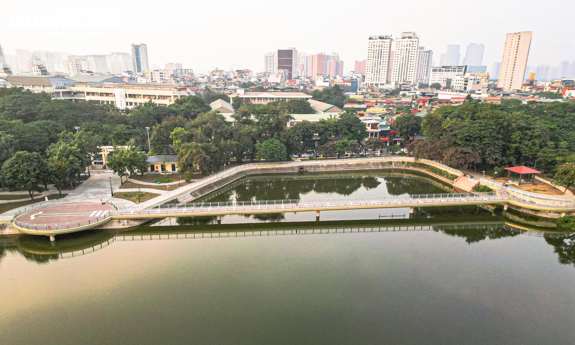 Chiêm ngưỡng cầu đi bộ hình cây đàn trong công viên trung tâm Hà Nội- Ảnh 5.