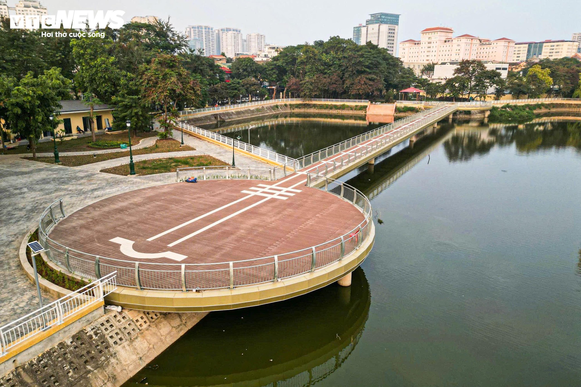 Chiêm ngưỡng cầu đi bộ hình cây đàn trong công viên trung tâm Hà Nội- Ảnh 6.